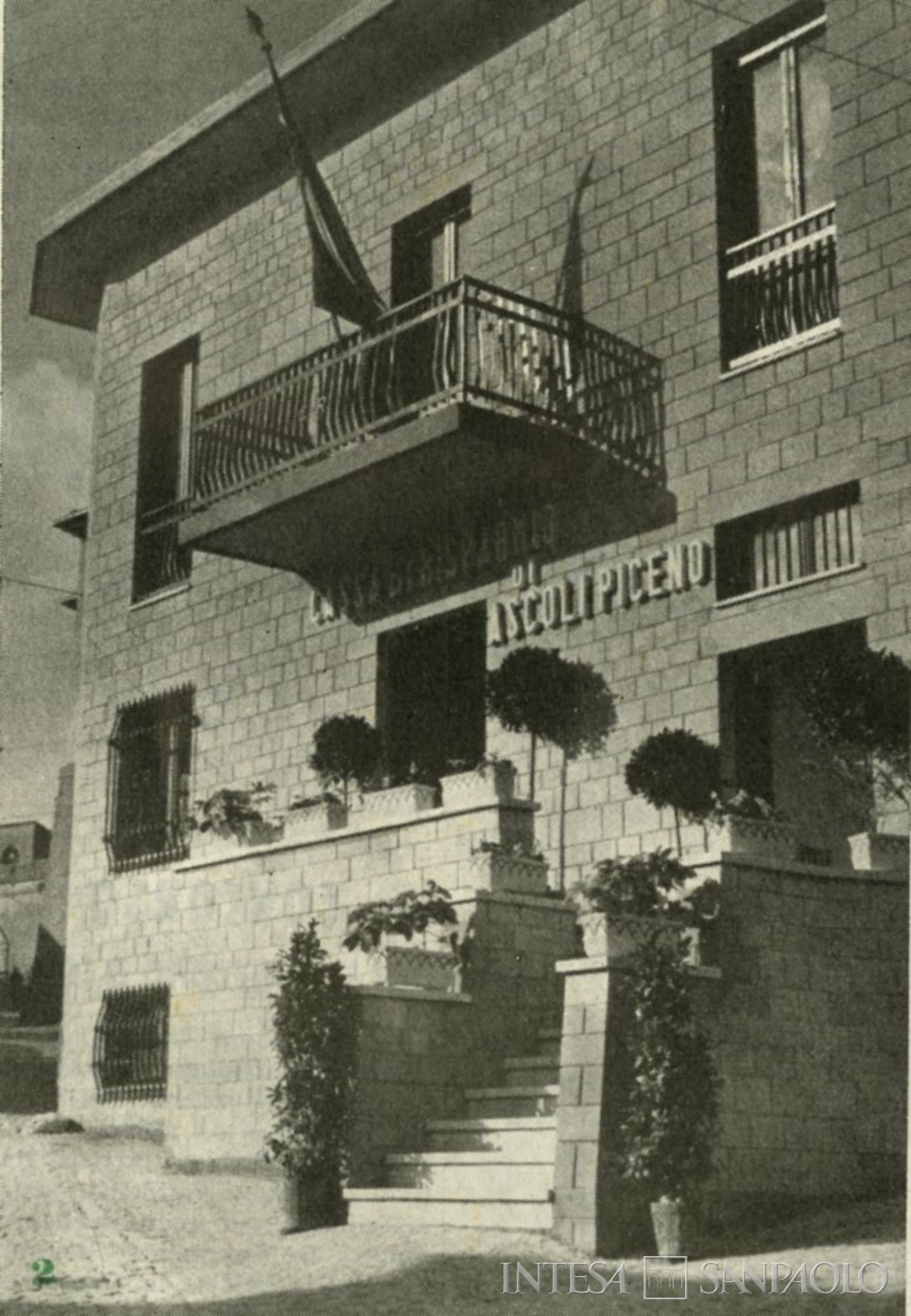 Cassa di Risparmio di Ascoli Piceno, la nuova sede dell'Istituto a Montemonaco, fotografia tratta da Il Bollettino del Risparmio, n. 4, 1960 (fotografo sconosciuto)