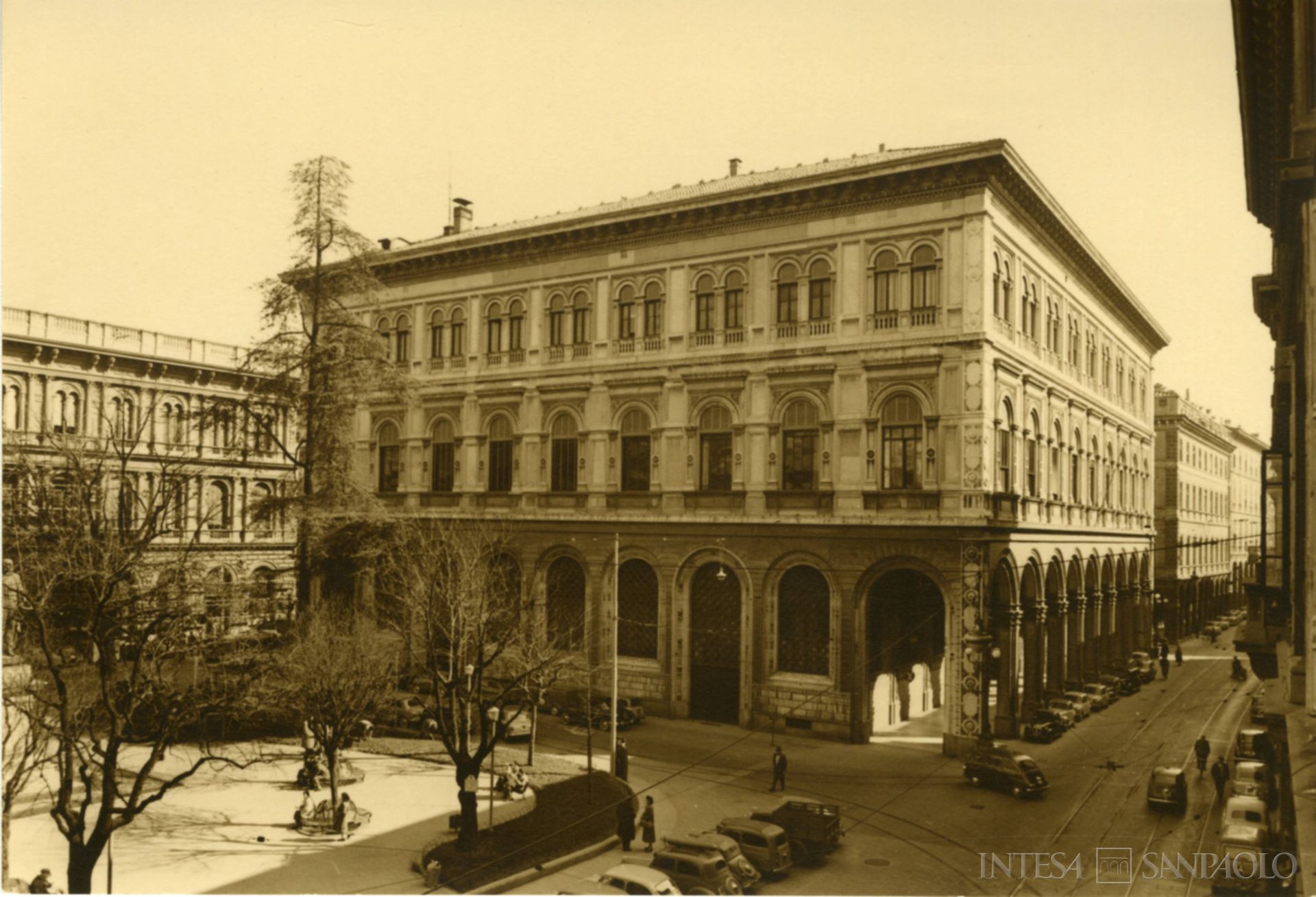 Cassa di Risparmio in Bologna, cartolina postale con il palazzo della sede, anni Quaranta (fotografo sconosciuto)