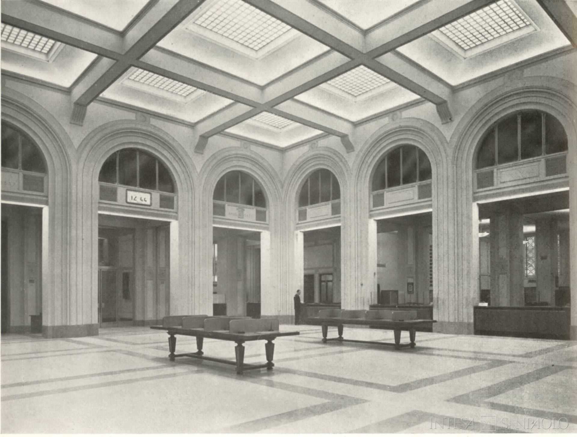 Cassa di Risparmio in Bologna, salone del pubblico all'interno della sede, fotografia tratta dalla pubblicazione Cassa di Risparmio in Bologna, 1957 (fotografo sconosciuto)