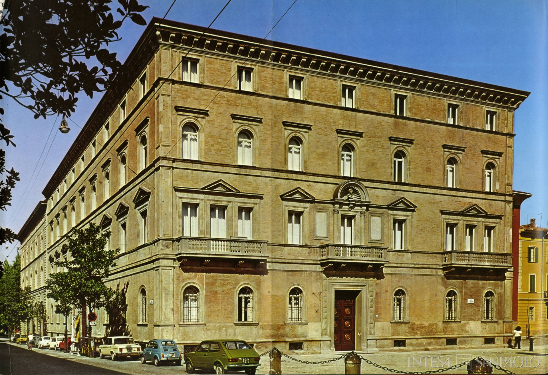 Cassa di Risparmio in Bologna, la nuova sede delle Esattorie e Tesorerie, fotografia tratta dalla pubblicazione La nuova sede delle Esattorie e Tesorerie, 1973 (fotografo sconosciuto)