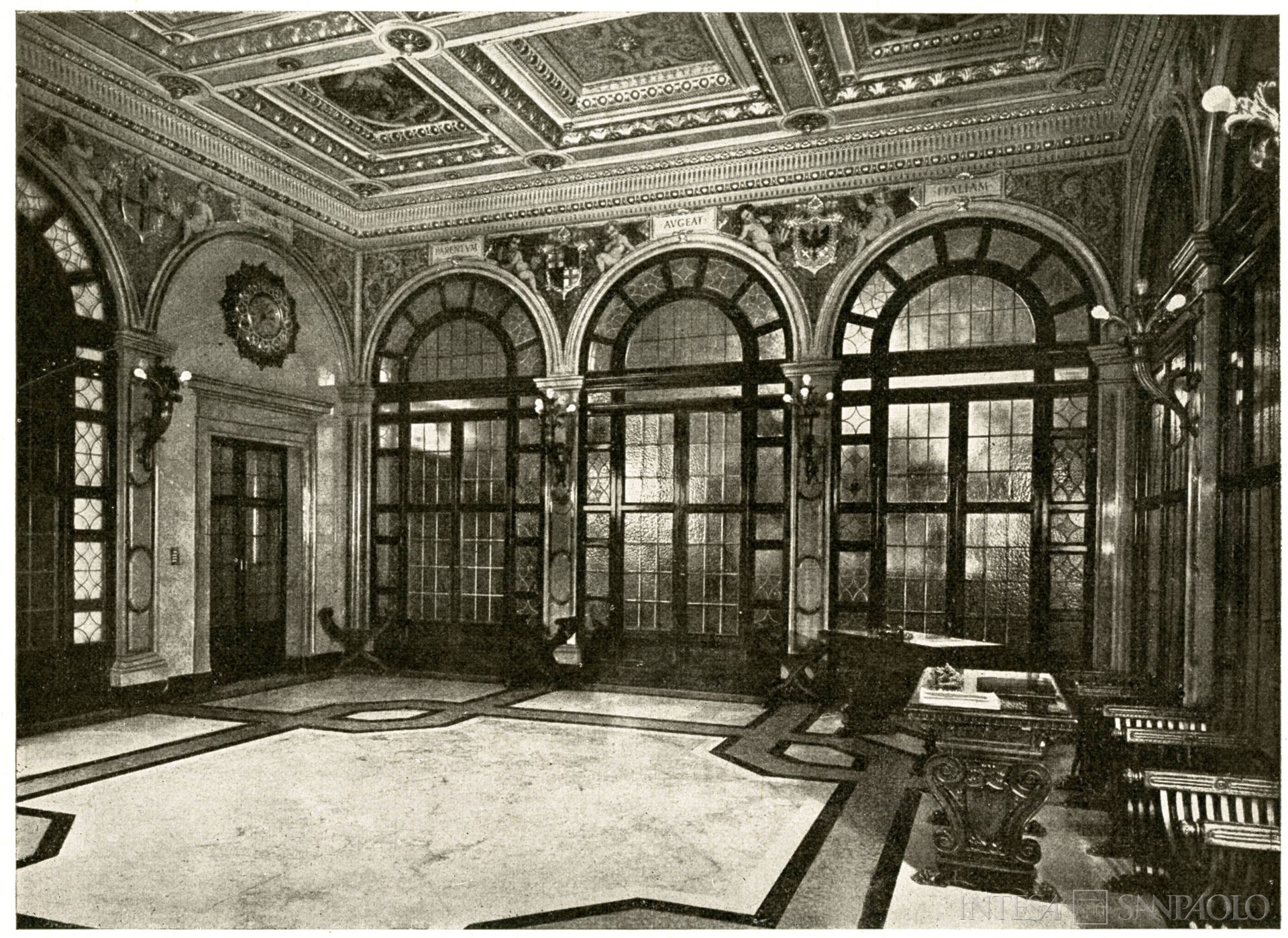 Cassa di Risparmio in Bologna, palazzo di residenza del Credito fondiario presso Casa Gualandi, vestibolo d'ingresso, fotografia datata anni Quaranta circa, tratta da La residenza del Credito fondiario della Cassa di risparmio in Bologna, 1940 (fotografo sconosciuto)