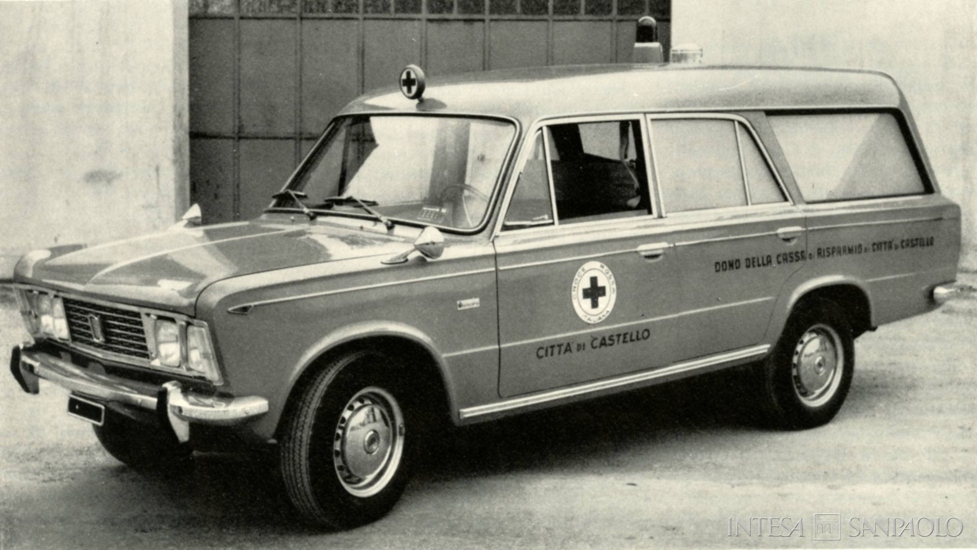 Cassa di Risparmio di Città di Castello, ambulanza donata alla Croce Rossa Italiana dall'istituto, fotografia tratta da Il Bollettino del Risparmio, n. 5, 1968 (fotografo sconosciuto)