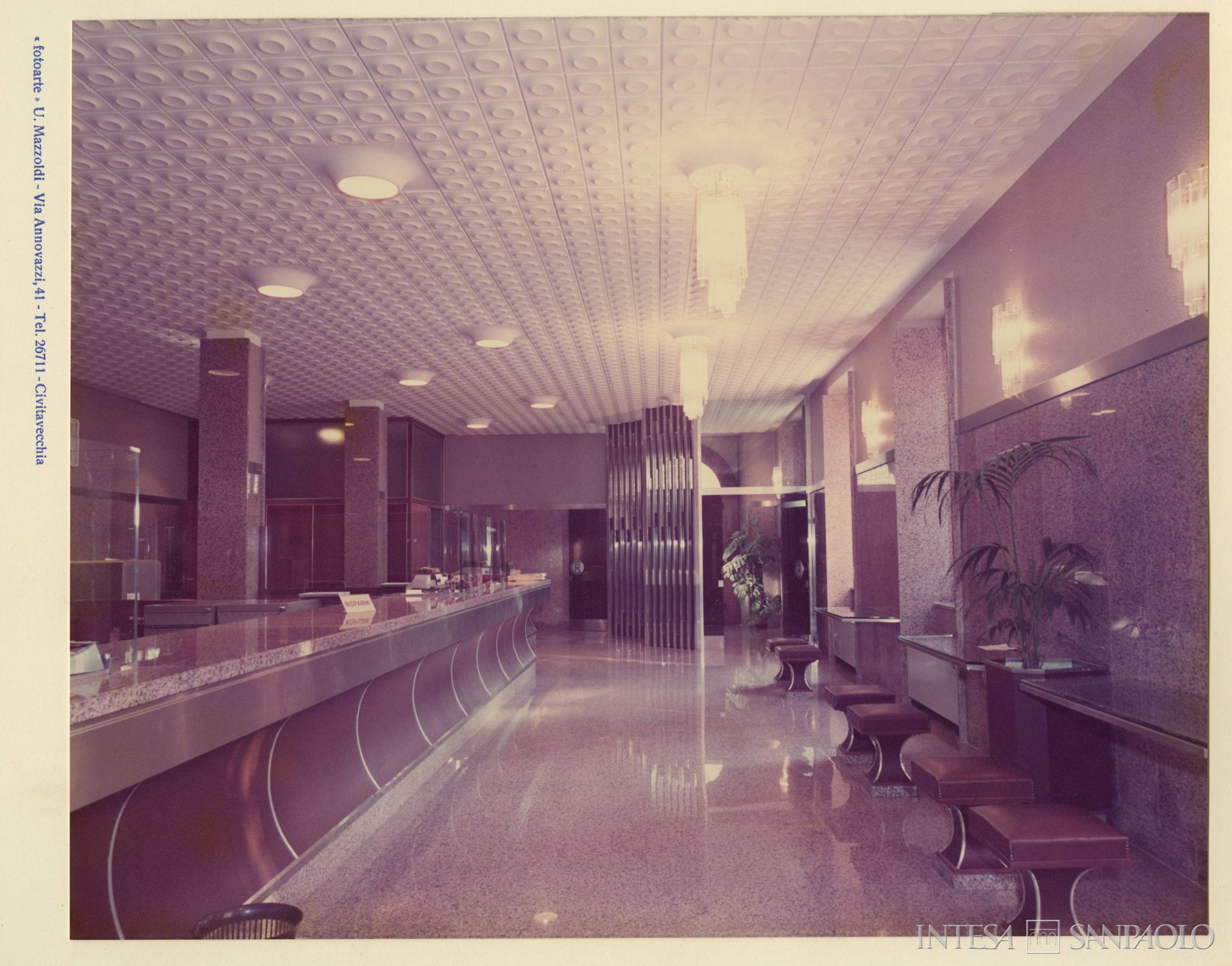 Cassa di Risparmio di Civitavecchia, salone del pubblico nella sede, anni 1970 (fotografia di Umberto Mazzoldi)