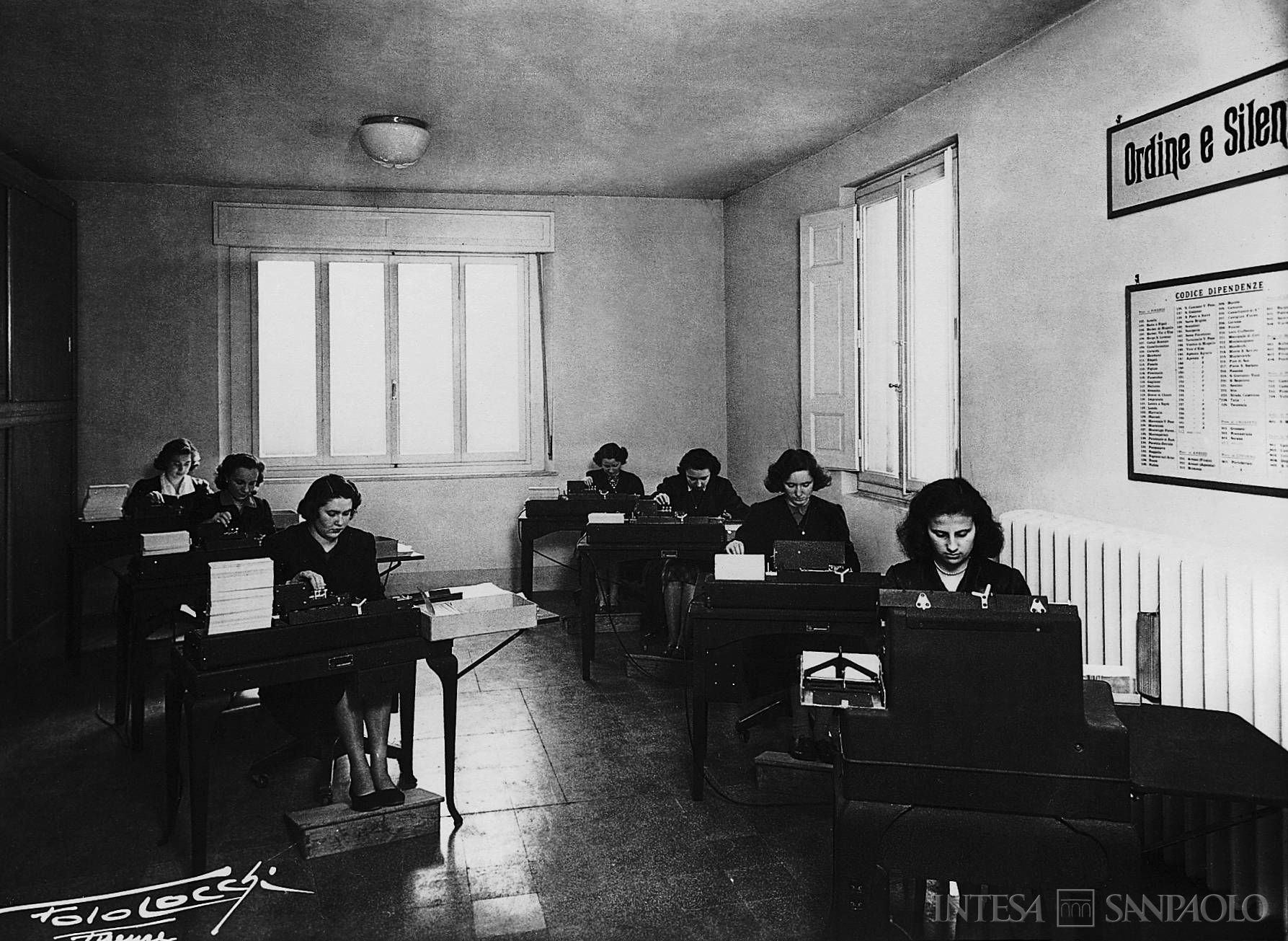 Cassa di Risparmio di Firenze, impiegate del Centro Meccanografico, 1949 (fotografo Locchi)