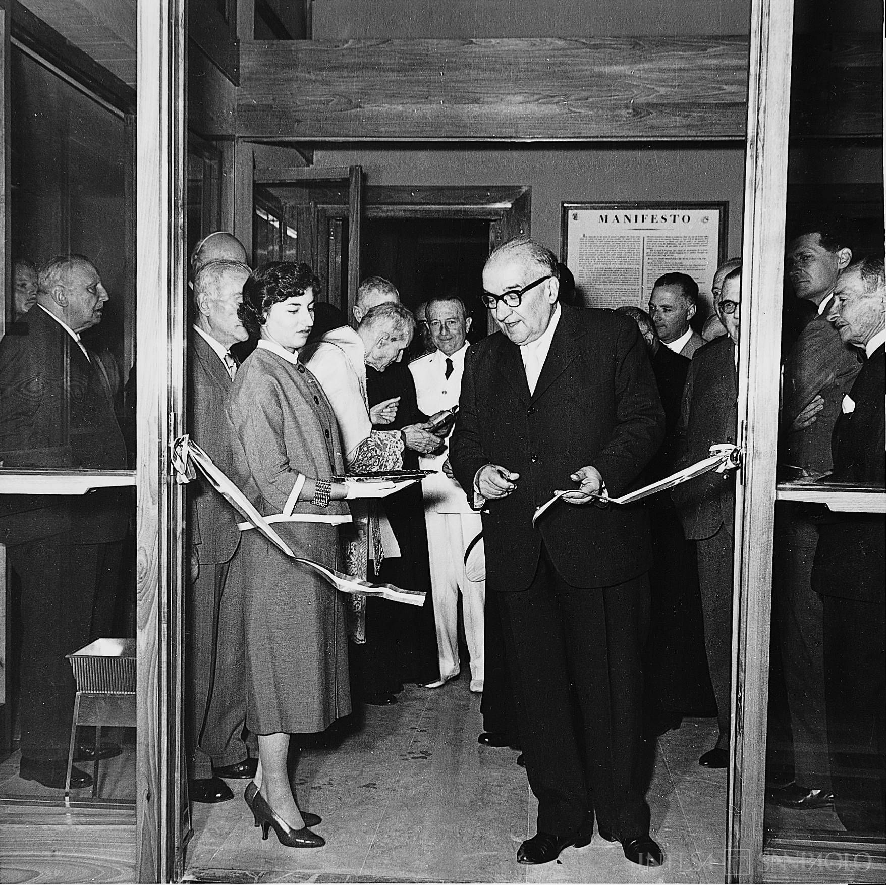 Cassa di Risparmio di Firenze, il presidente del Consiglio Adone Zoli inaugura la nuova sede centrale il 29 settembre 1957 (foto Locchi)