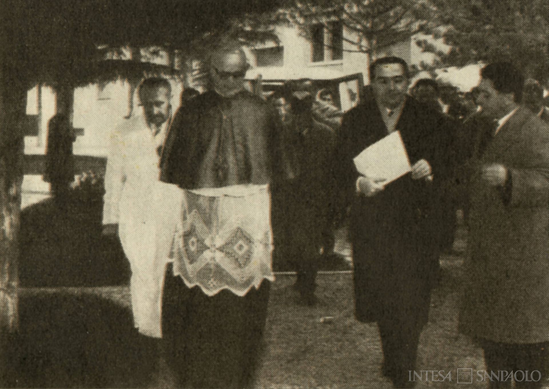 Cassa di Risparmio di Foligno, il vescovo di Foligno con l'onorevole Giulio Andreotti durante la visita al nuovo ospedale donato dall'Istituto, fotografia tratta da Il Bollettino del Risparmio, n. 11, 1958 (fotografo sconosciuto)