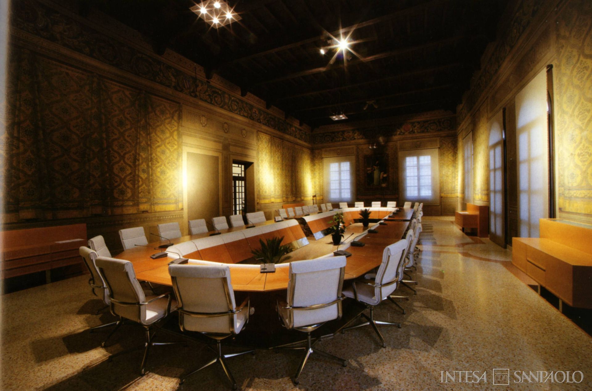 Cassa dei Risparmi di Forlì e della Romagna, sala del Consiglio nel palazzo del Monte dei Pegni, fotografia datata anni Duemila, tratta da Il Monte di Pietà. Palazzo di Residenza della Fondazione Cassa dei Risparmi di Forlì, 2007 (Giorgio Sabatini)