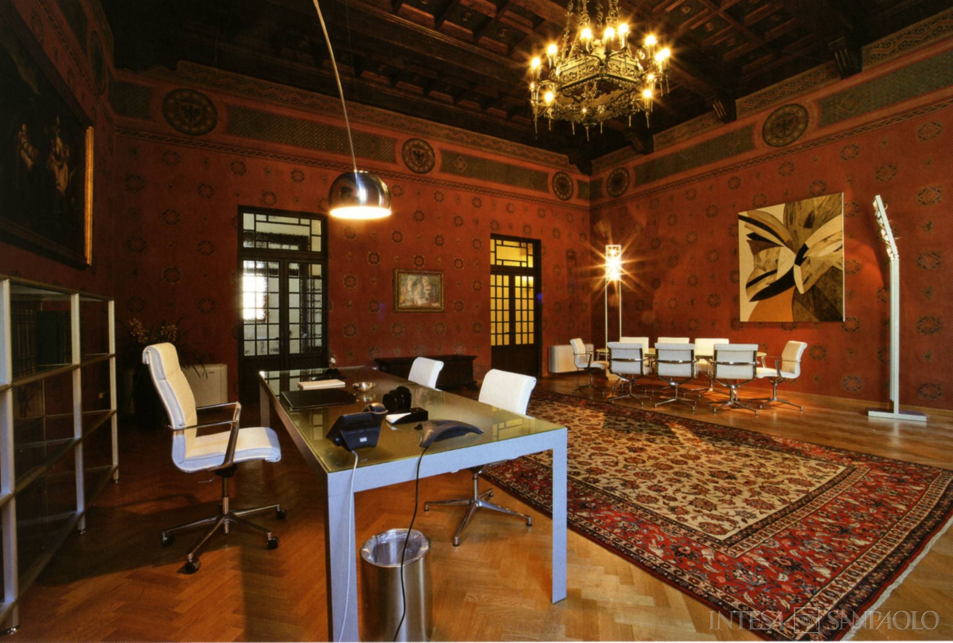 Cassa dei Risparmi di Forlì e della Romagna, ufficio della presidenza nel palazzo del Monte dei Pegni, fotografia datata anni Duemila, tratta da Il Monte di Pietà. Palazzo di Residenza della Fondazione Cassa dei Risparmi di Forlì, 2007 (Giorgio Sabatini)