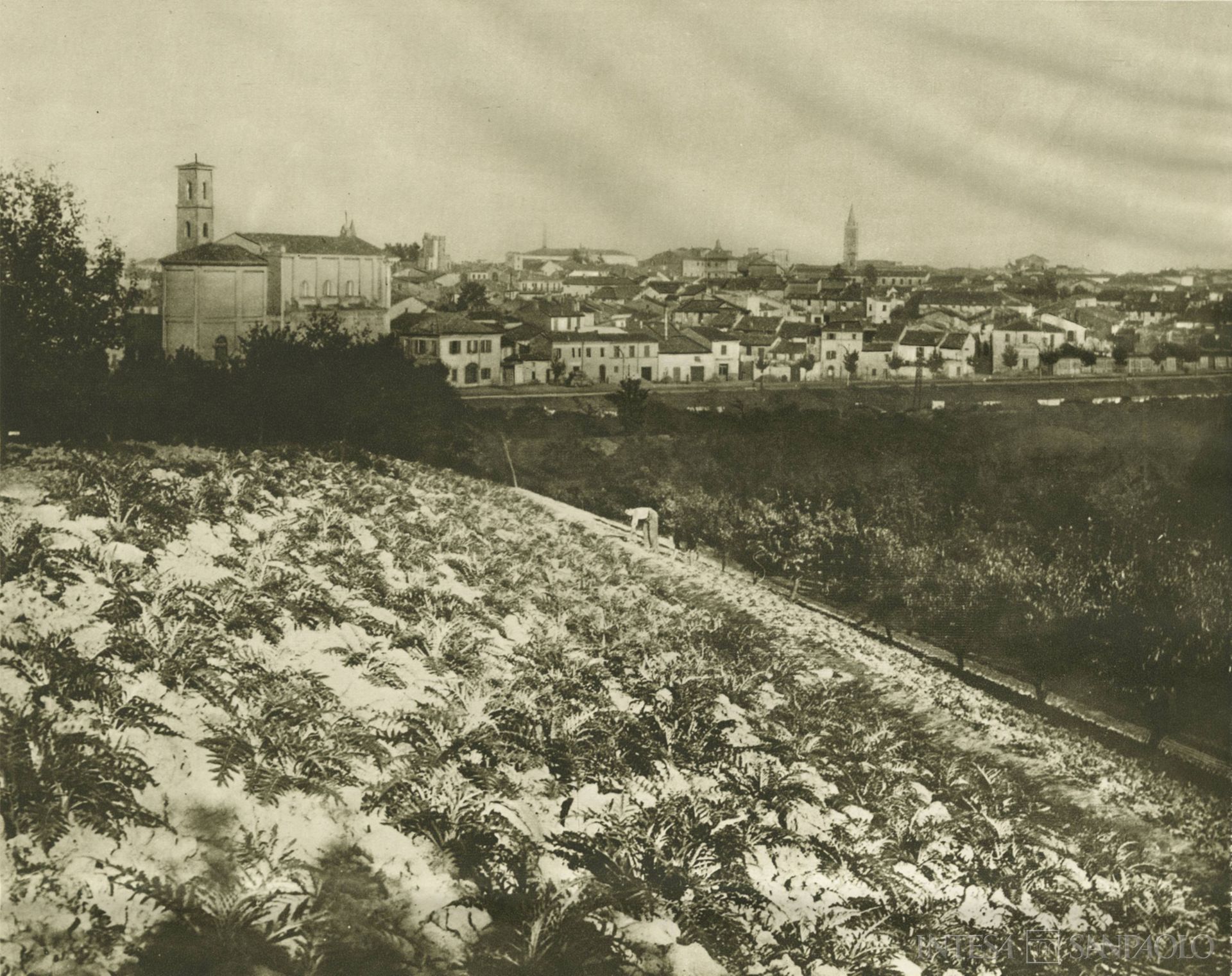 Cassa dei Risparmi di Forlì, panorama di Forlì dagli orti di Villa Romiti, fotografia tratta dal calendario pubblicitario della banca datato 1953 (Foto Casadei)