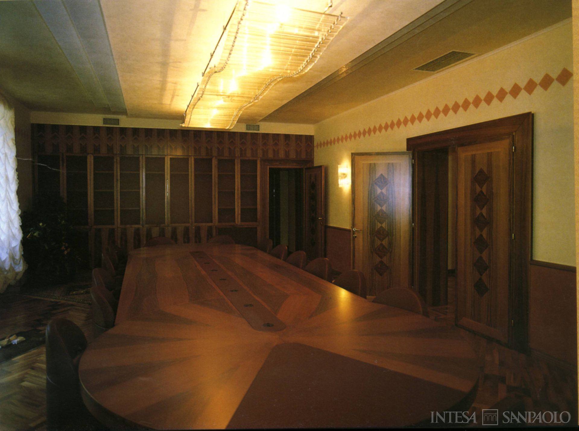 Cassa di Risparmio di Gorizia, interni delle sede, fotografia tratta da Relazioni e bilancio, 1992 (fotografo sconosciuto)