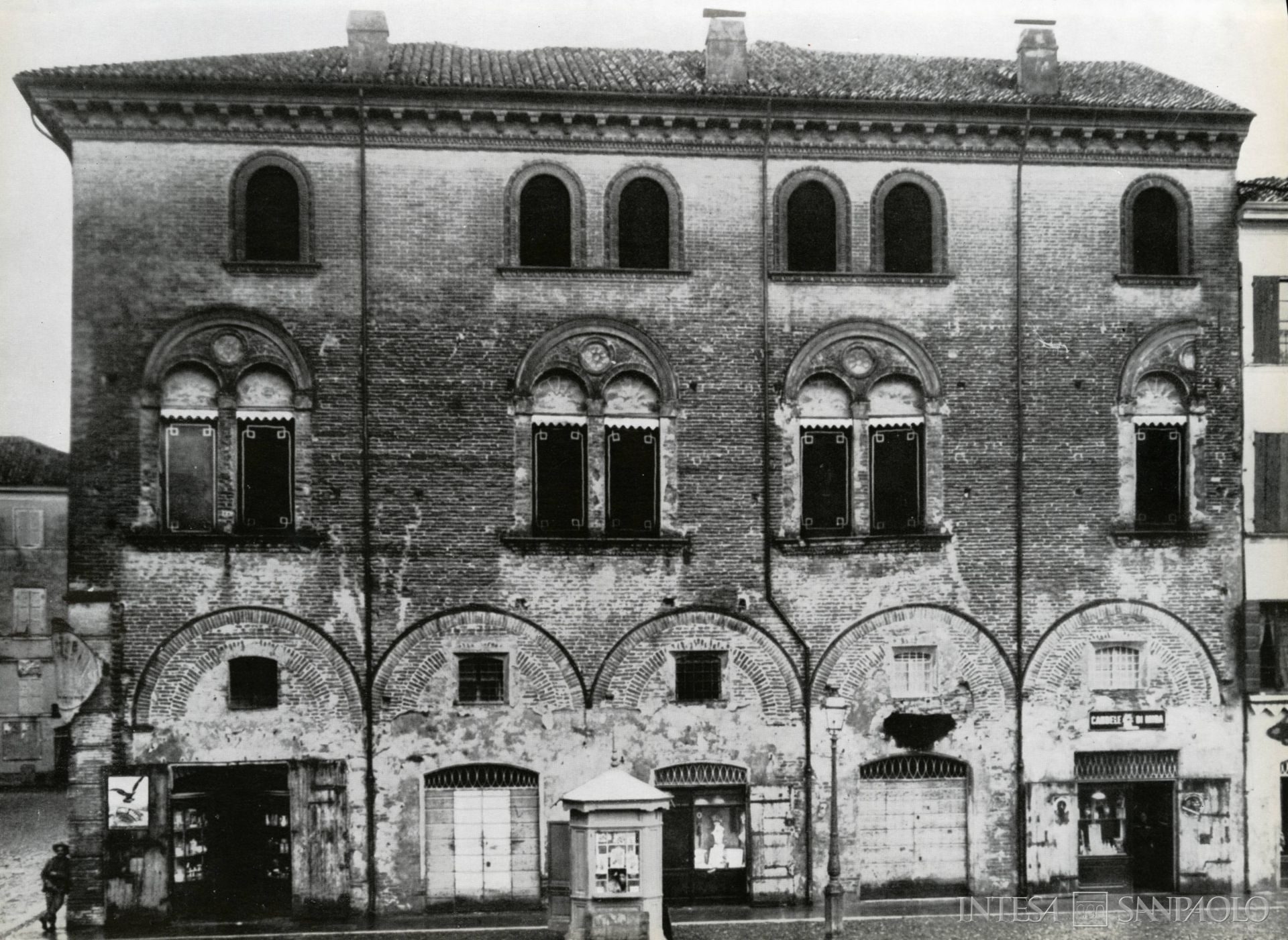 Cassa di Risparmio di Mirandola, Palazzo Montanari (ora Bergomi) prima sede dell'Istituto, fotografia dei primi del Novecento tratta dalla pubblicazione La Cassa di Risparmio e Monte di Credito su Pegno di Mirandola nei suoi primi cento anni. 1864-1963, 1964 (fotografo sconosciuto)
