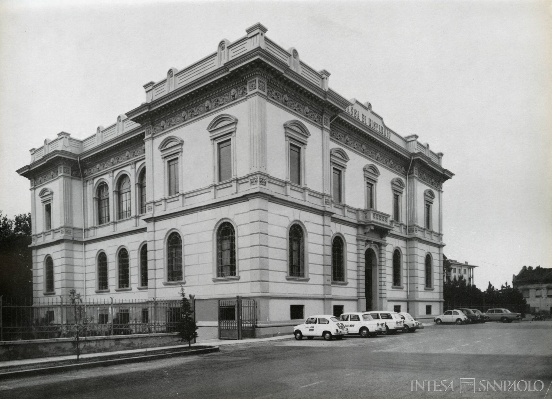 Cassa di Risparmio di Mirandola, nuova sede dell'Istituto, fotografia datata anni 1960 tratta dalla pubblicazione La Cassa di Risparmio e Monte di Credito su Pegno di Mirandola nei suoi primi cento anni. 1864-1963, 1964 (fotografo sconosciuto)