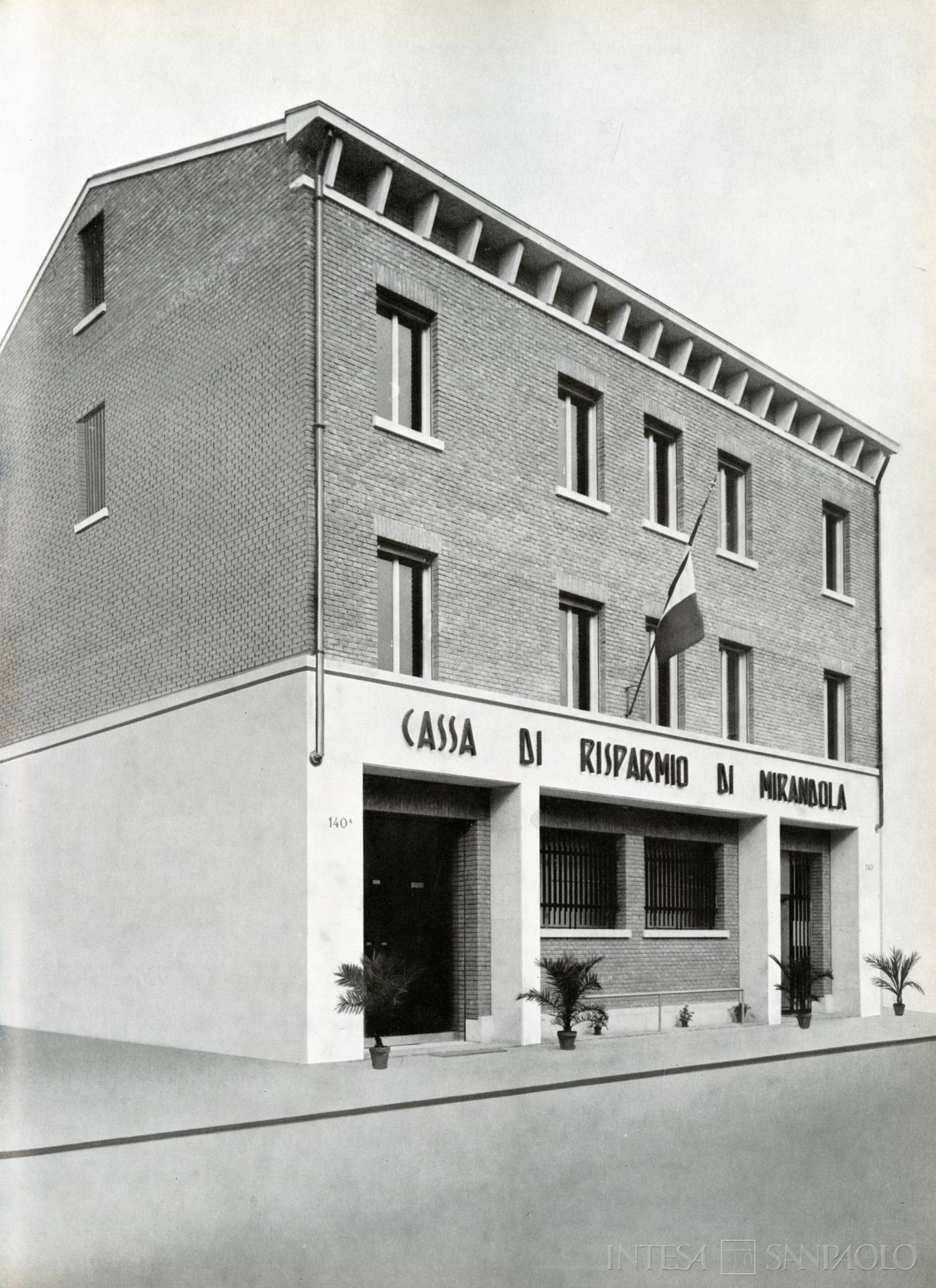Cassa di Risparmio di Mirandola, agenzia di Massa Finalese, fotografia datata 1962-1964 tratta dalla pubblicazione La Cassa di Risparmio e Monte di Credito su Pegno di Mirandola nei suoi primi cento anni. 1864-1963, 1964 (fotografo sconosciuto)