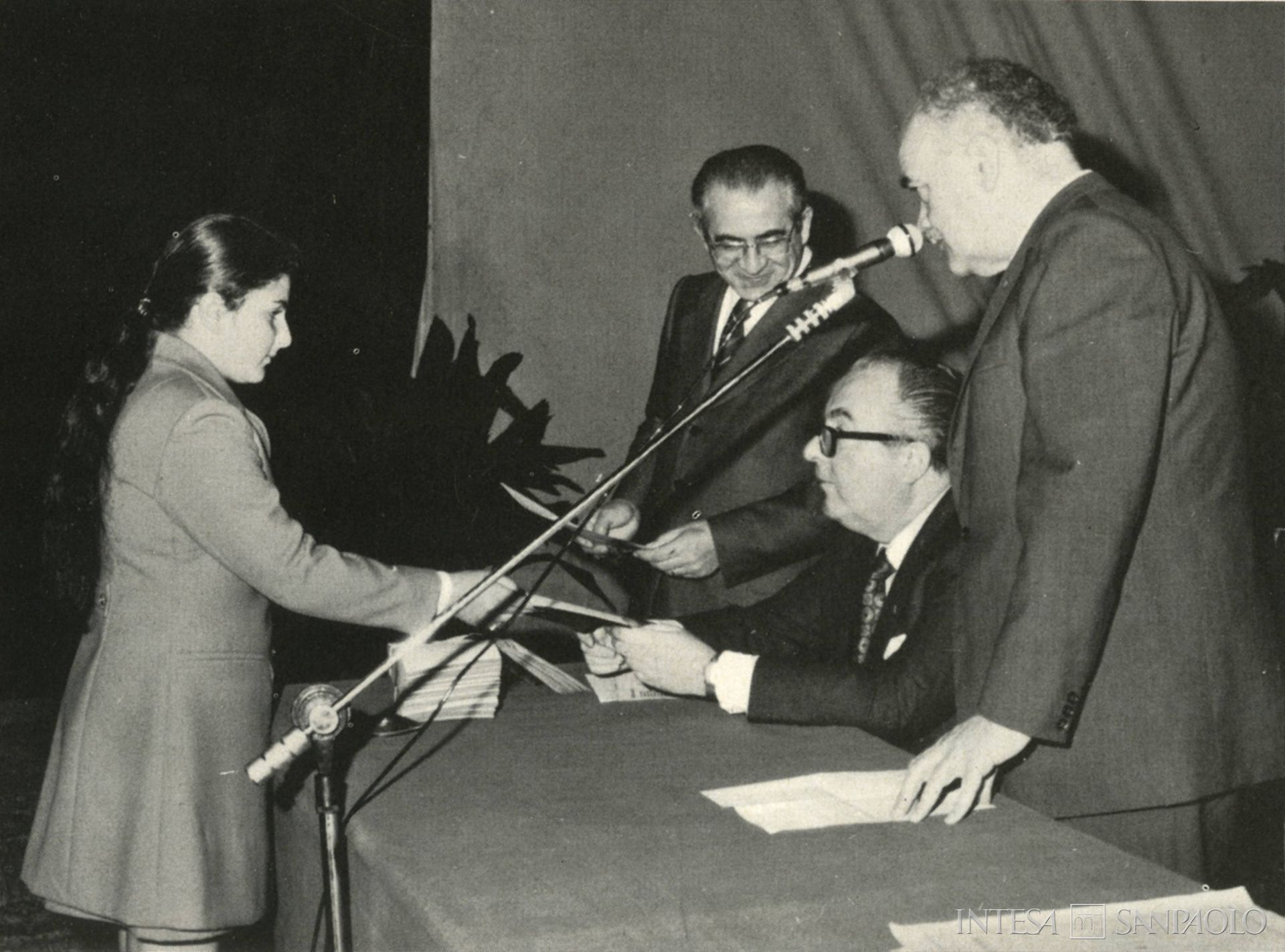 Cassa di Risparmio di Narni, premiazione di una giovane risparmiatrice durante la Giornata Mondiale del Rispamio, fotografia tratta da Il Bollettino del Risparmio, n. 11, 1972 (fotografo sconosciuto)