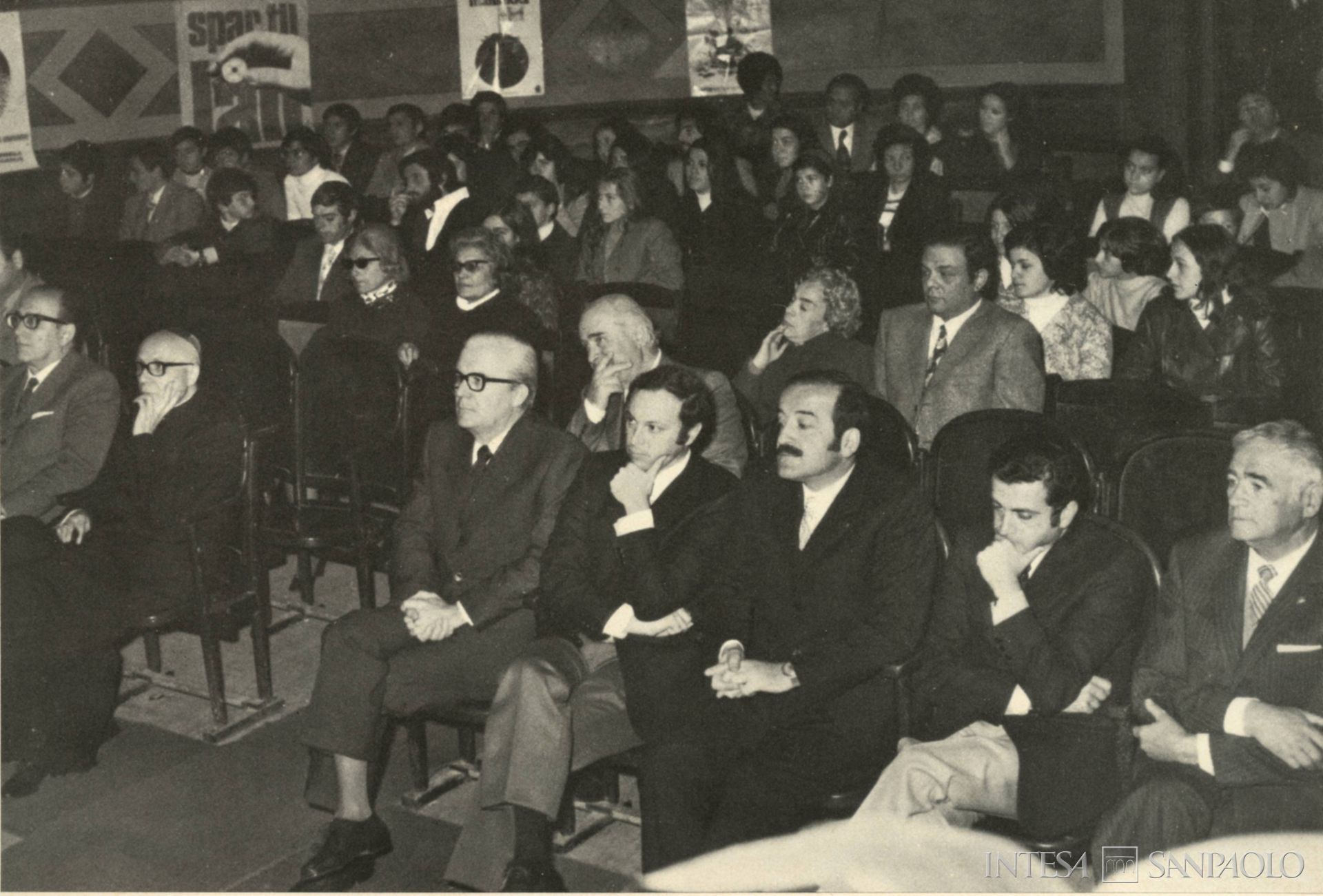 Cassa di Risparmio di Narni, il presidente Diofebi durante la premiazione degli studenti meritevoli, fotografia tratta da Il Bollettino del Risparmio, n. 11, 1971 (fotografo sconosciuto)