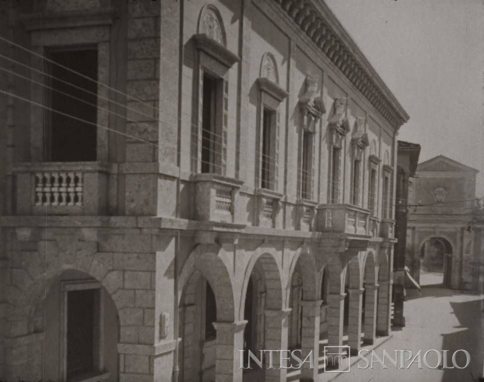 Cassa di Risparmio di San Giovanni in Persiceto, palazzo della sede, fotogramma tratto dal film L'angelo del focolare, 1934 (regia di Jean Benoit-Lévy)