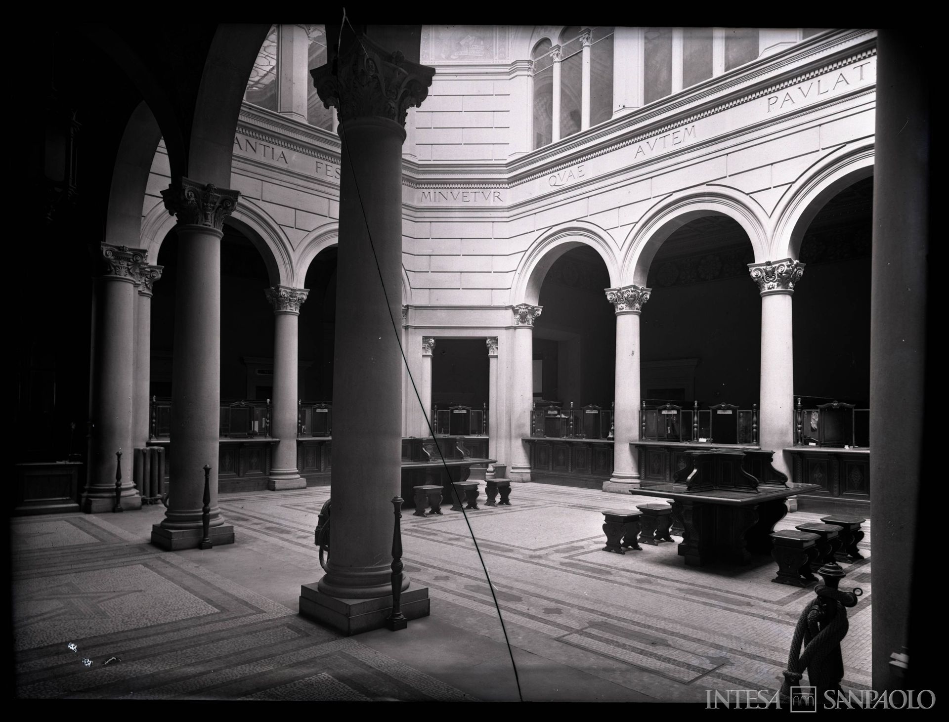 Cassa di Risparmio di Pistoia, sala del pubblico nella sede di Palazzo Azzolini, anni Trenta (fotografo sconosciuto)