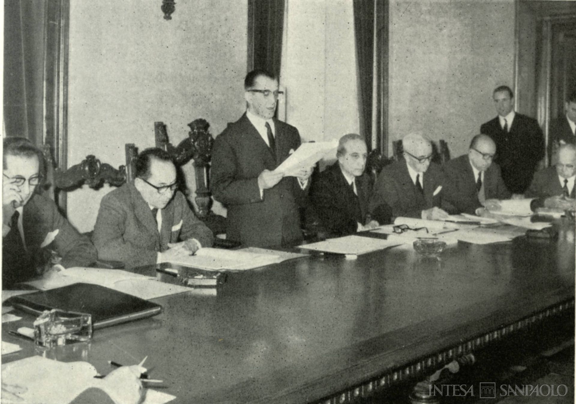 Cassa di Risparmio di Rieti, il presidente Giustino De Santis durante un Consiglio di Amministrazione, fotografia tratta da Il Bollettino del Risparmio, n. 4, 1966 (fotografo sconosciuto)