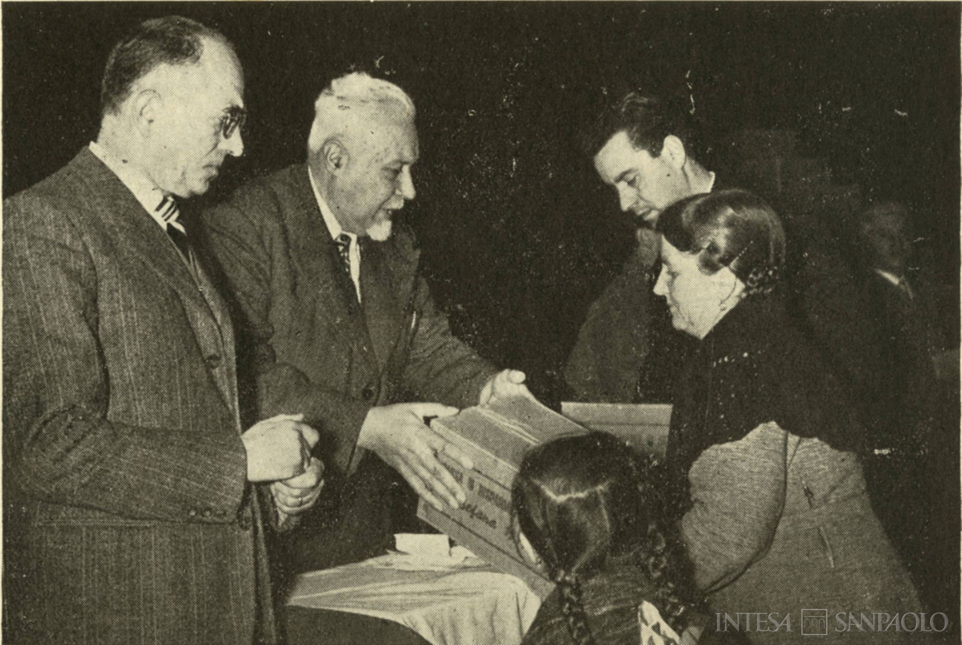 Cassa di Risparmio di Rieti, la consegna dei pacchi-dono da parte del presidente, Amedeo Liberati, fotografia tratta da Il Bollettino del Risparmio, n. 2, 1957 (fotografo sconosciuto)
