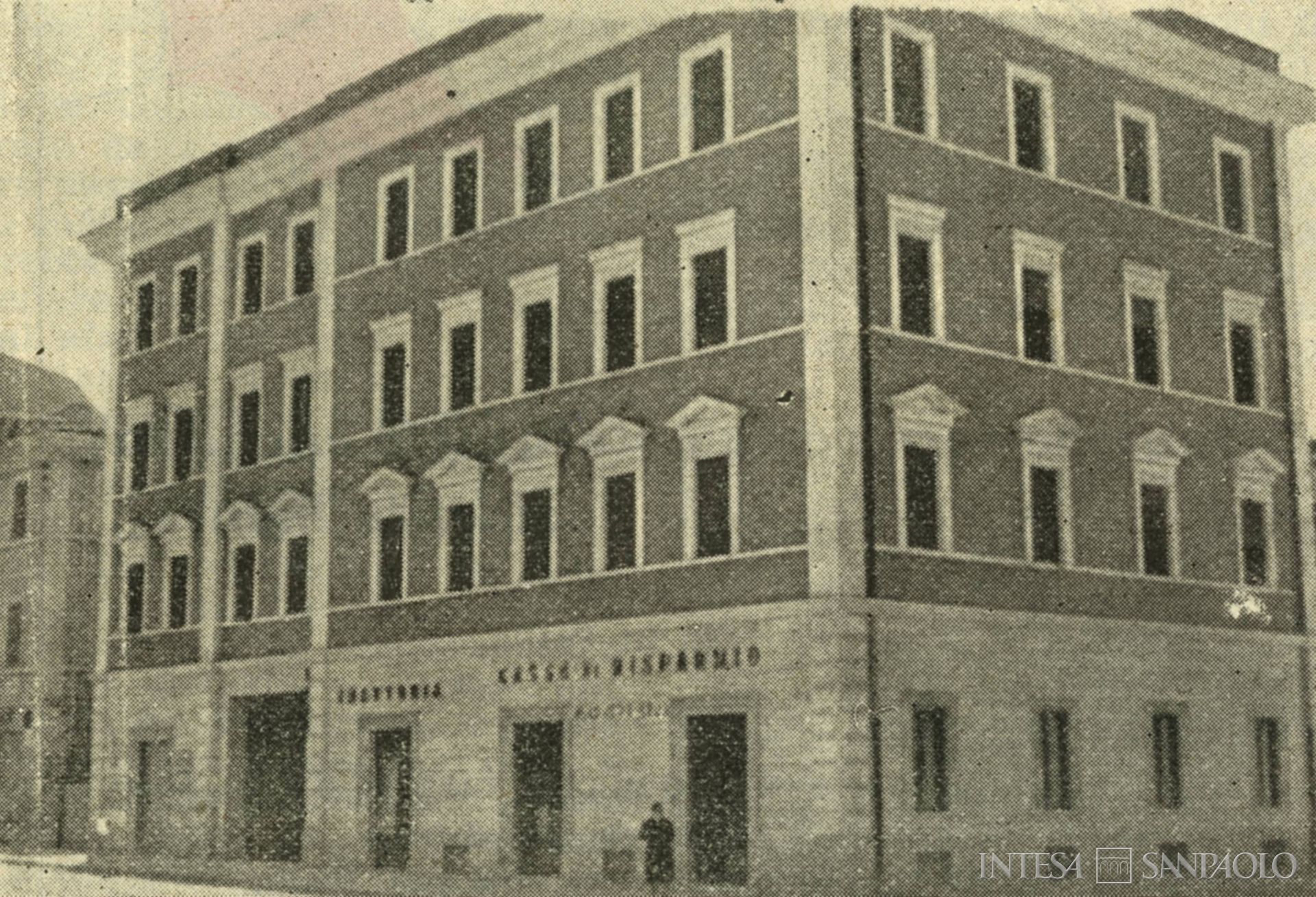 Cassa di Risparmio di Spoleto, agenzia di piazza Garibaldi, fotografia tratta da Il Bollettino del Risparmio, n. 7, 1952 (fotografo sconosciuto)