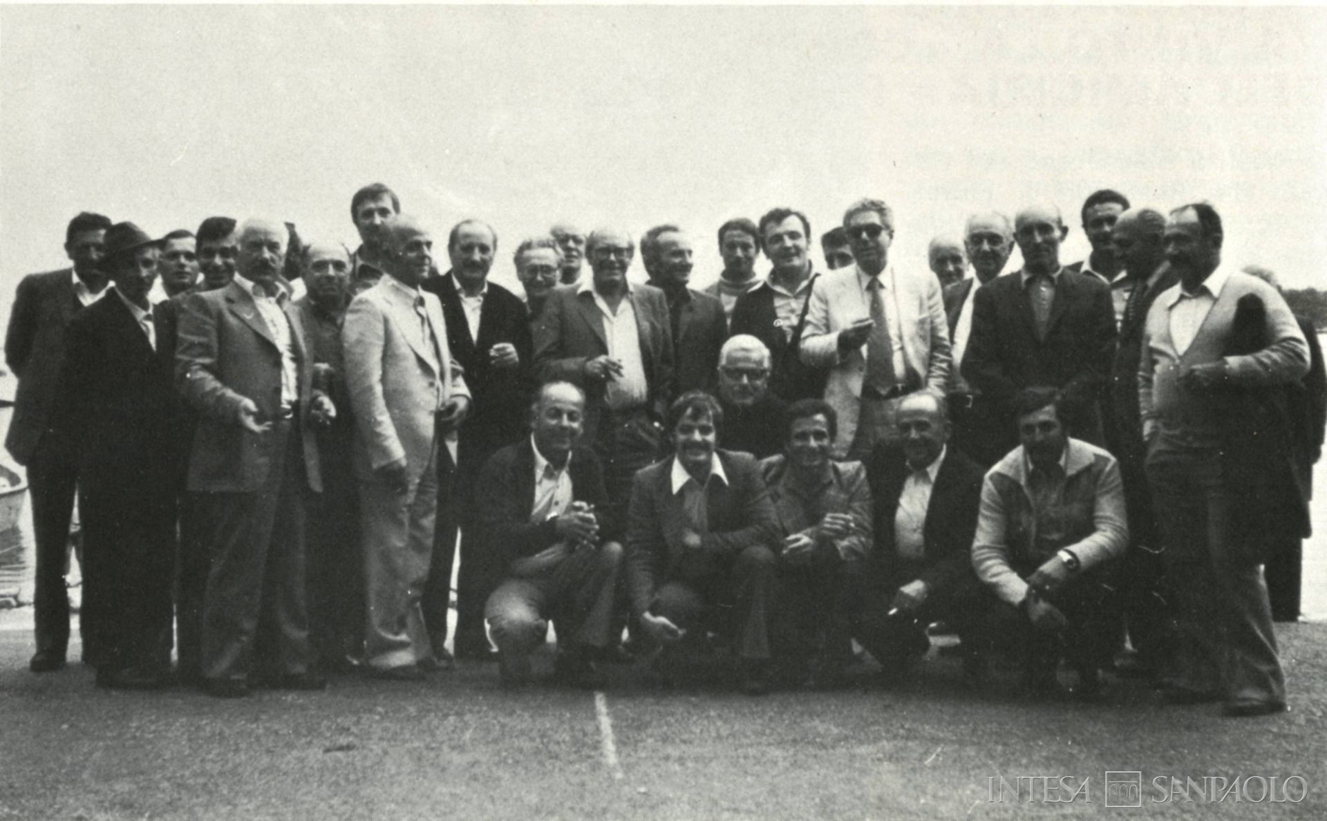 Cassa di Risparmio di Spoleto, un gruppo di partecipanti al viaggio studio per la cooperazione in agricoltura, fotografia tratta da Il Bollettino del Risparmio, n. 10, 1977, (fotografo sconosciuto)