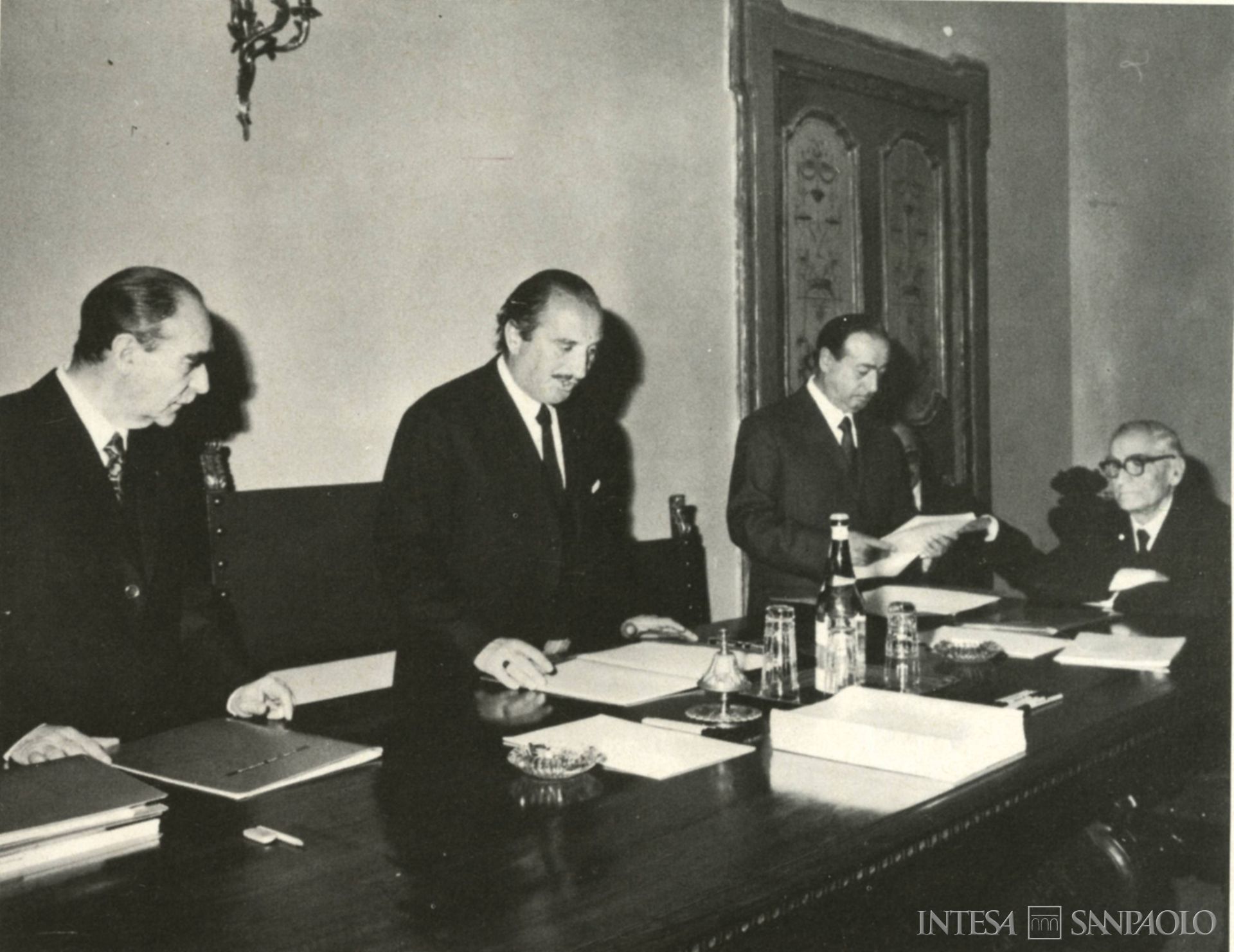 Cassa di Risparmio di Spoleto, il vice presidente Giuseppe Pila (al centro della foto) durante l'Assemblea dei Soci, fotografia tratta da Il Bollettino del Risparmio, n. 4, 1973 (fotografo sconosciuto)