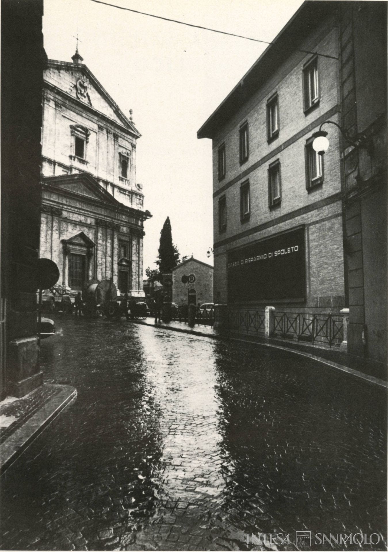Cassa di Risparmio di Spoleto, una delle agenzie, fotografia tratta da Il Bollettino del Risparmio, n. 11, 1974 (fotografo sconosciuto)