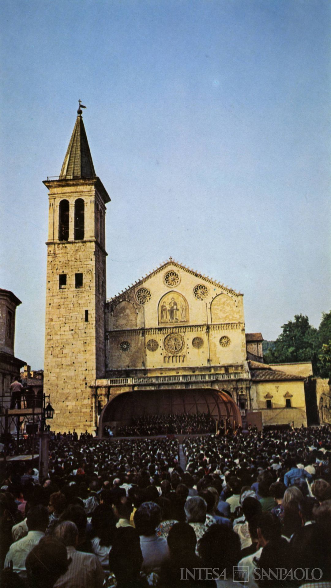 Cassa di Risparmio di Spoleto, il Festival dei Due Mondi sulla piazza del Duomo di Spoleto, fotografia tratta da Il Bollettino del Risparmio, n. 7, 1975 (fotografo sconosciuto)