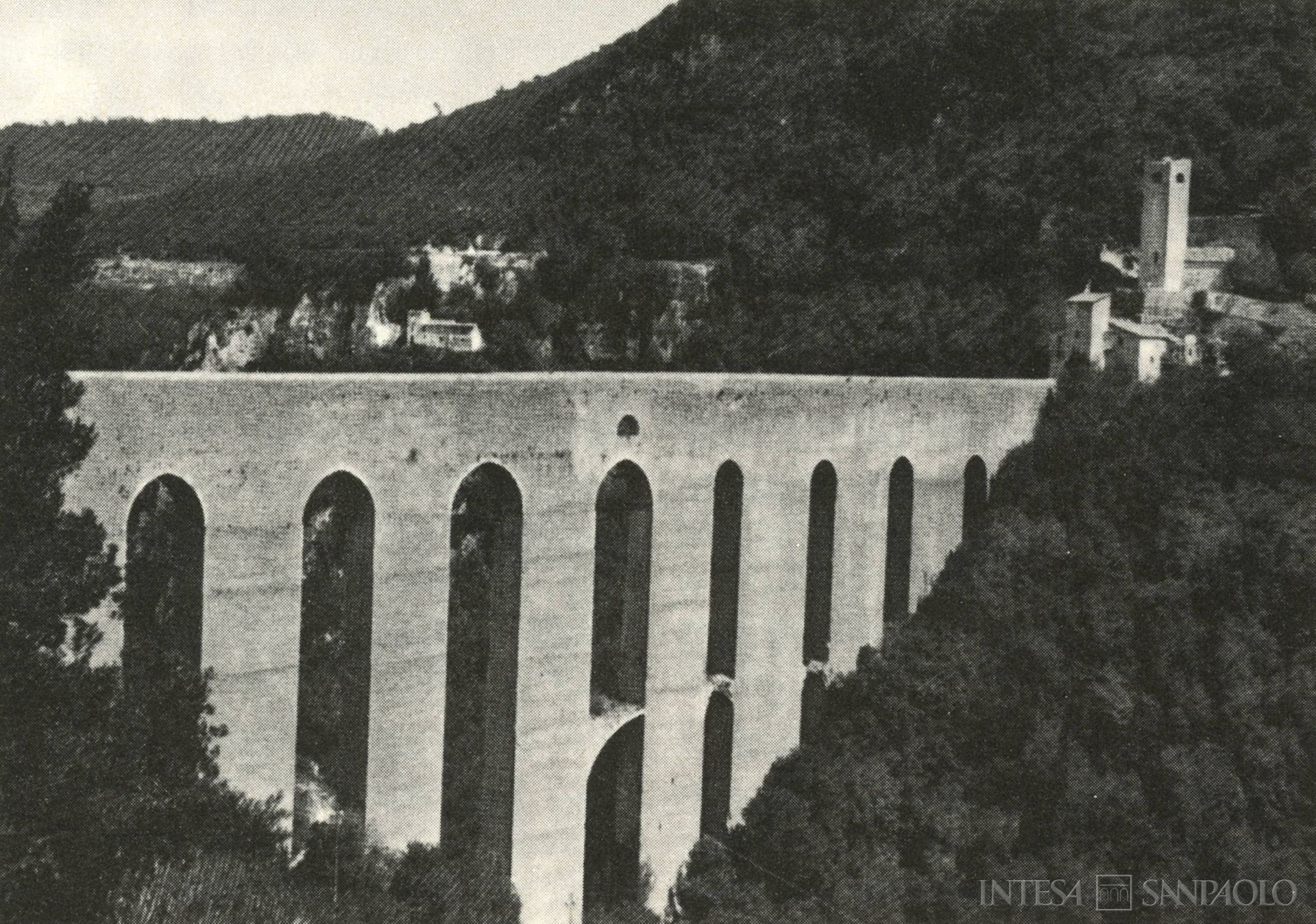 Cassa di Risparmio di Spoleto, il ponte delle torri sull'antico acquedotto detto dell'Argentina, fotografia tratta da Il Bollettino del Risparmio, n. 9, 1975 (fotografo sconosciuto)