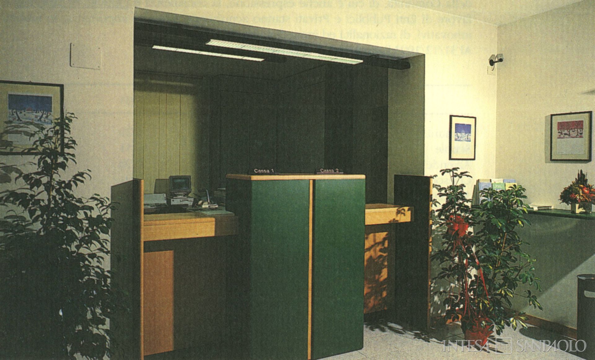 Cassa di Risparmio di Spoleto, interni dell'agenzia di Borgo Cerreto, fotografia tratta dalla pubblicazione Bilancio 1993 (fotografo sconosciuto)