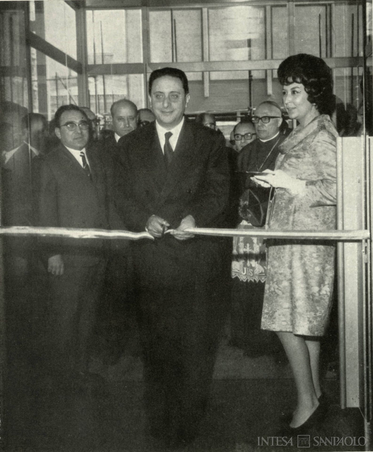 Cassa di Risparmio di Terni, inaugurazione della nuova sede alla presenza del sottosegretario al Tesoro Alessandro Agrimi, fotografia tratta da Il Bollettino del Risparmio, n. 6, 1966 (fotografo sconosciuto)