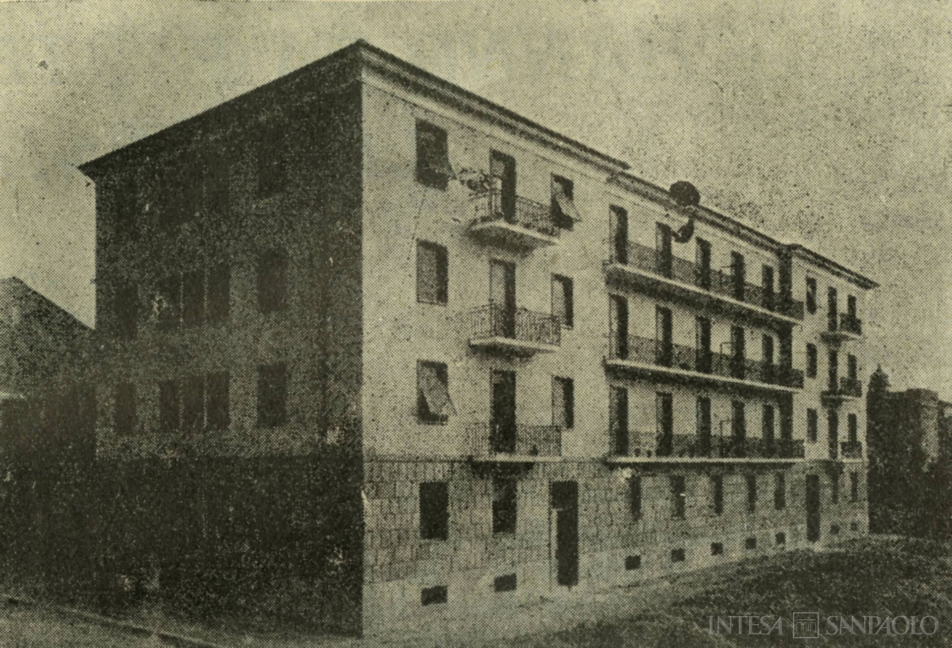 Cassa di Risparmio di Terni, stabile destinato a residenza per gli impiegati, fotografia tratta da Il Bollettino del Risparmio, n. 9, 1951 (fotografo sconosciuto)