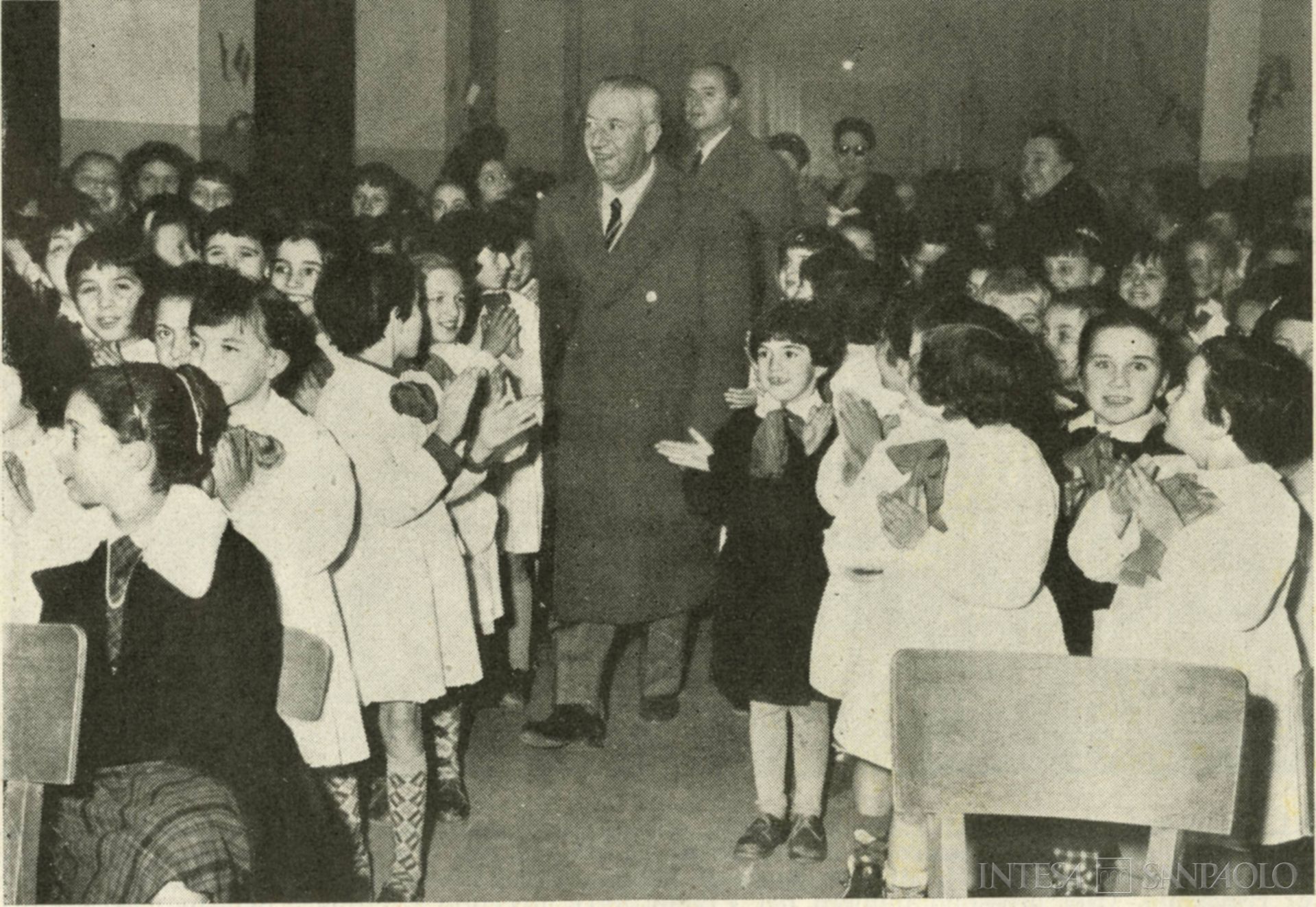 Cassa di Risparmio di Terni, propaganda scolastica alla presenza del direttore generale Carlo Passacantando, fotografia tratta da Il Bollettino del Risparmio, n. 1, 1959 (fotografo sconosciuto)
