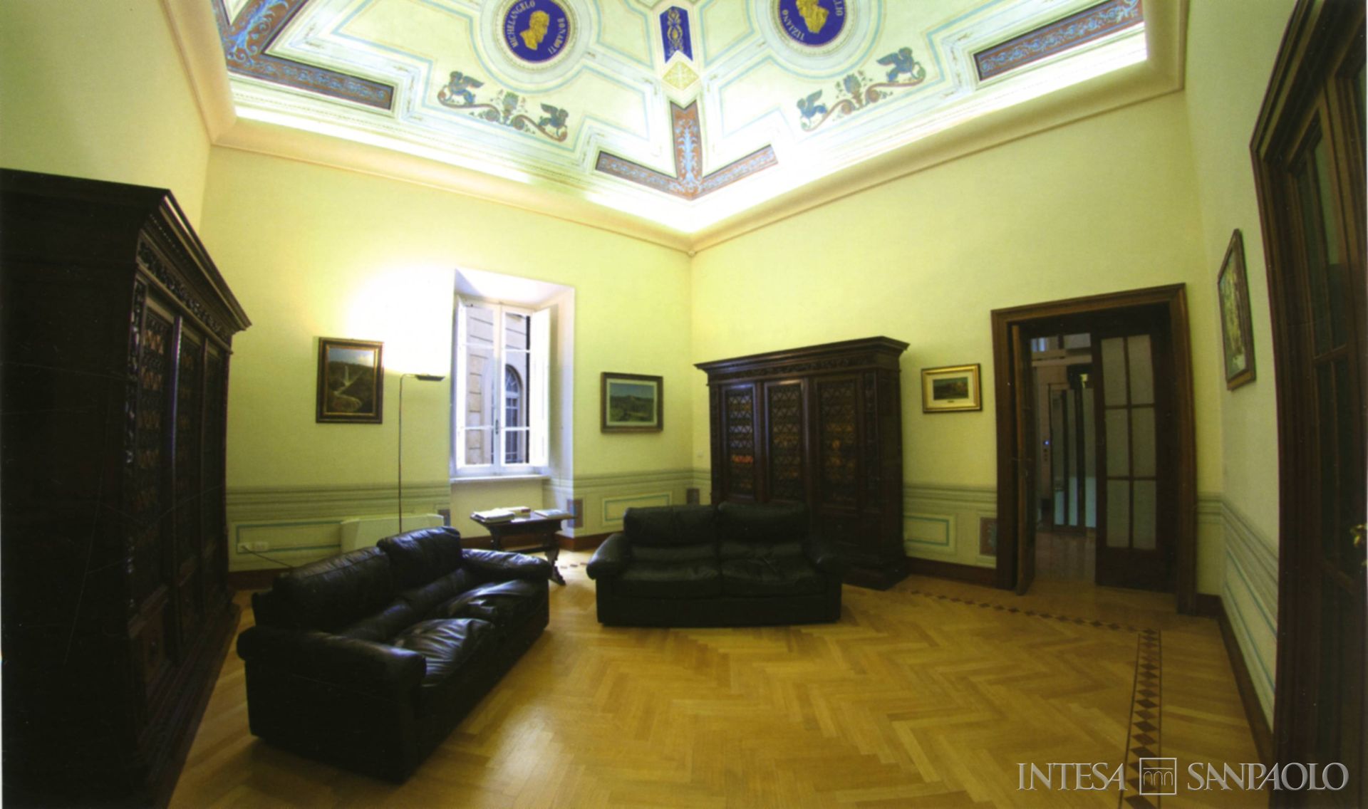 Cassa di Risparmio di Terni e Narni, sala d'aspetto della sede presso palazzo Montani Leoni, fotografia tratta da Palazzo Montani Leoni. Sede della Fondazione Cassa di Risparmio di Terni e Narni, 2011 (fotografia di Marco Santarelli)