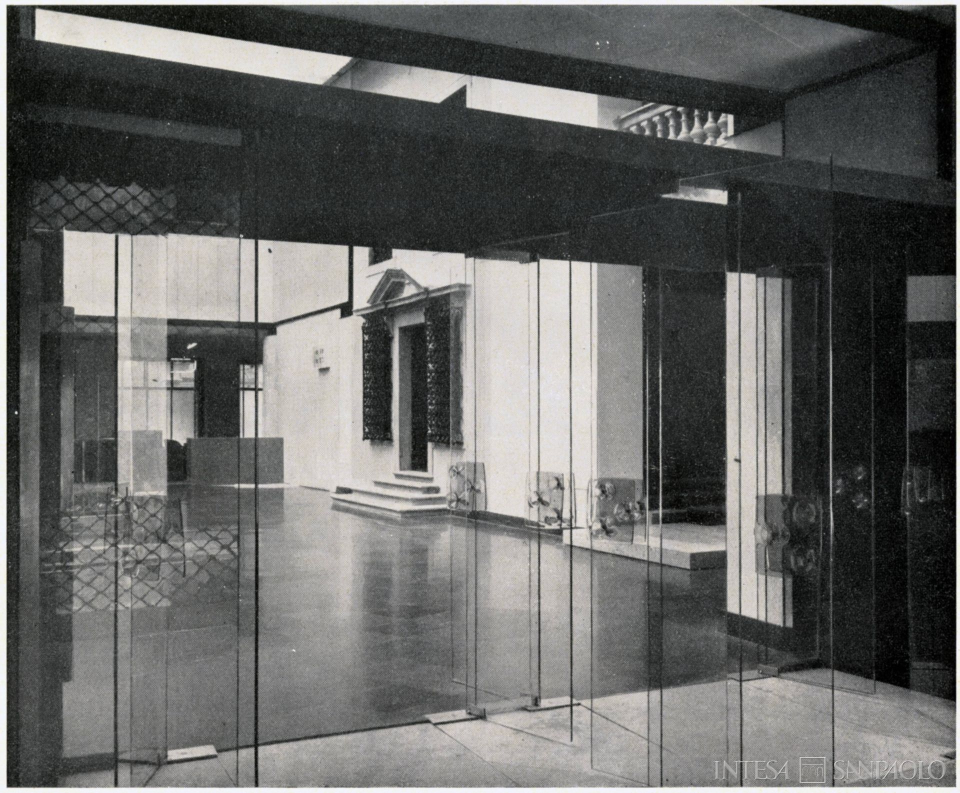 Cassa di Risparmio di Udine e Pordenone, sede dell'istituto a Udine, ingresso da via del Monte, post 1955 (fotografo sconosciuto)