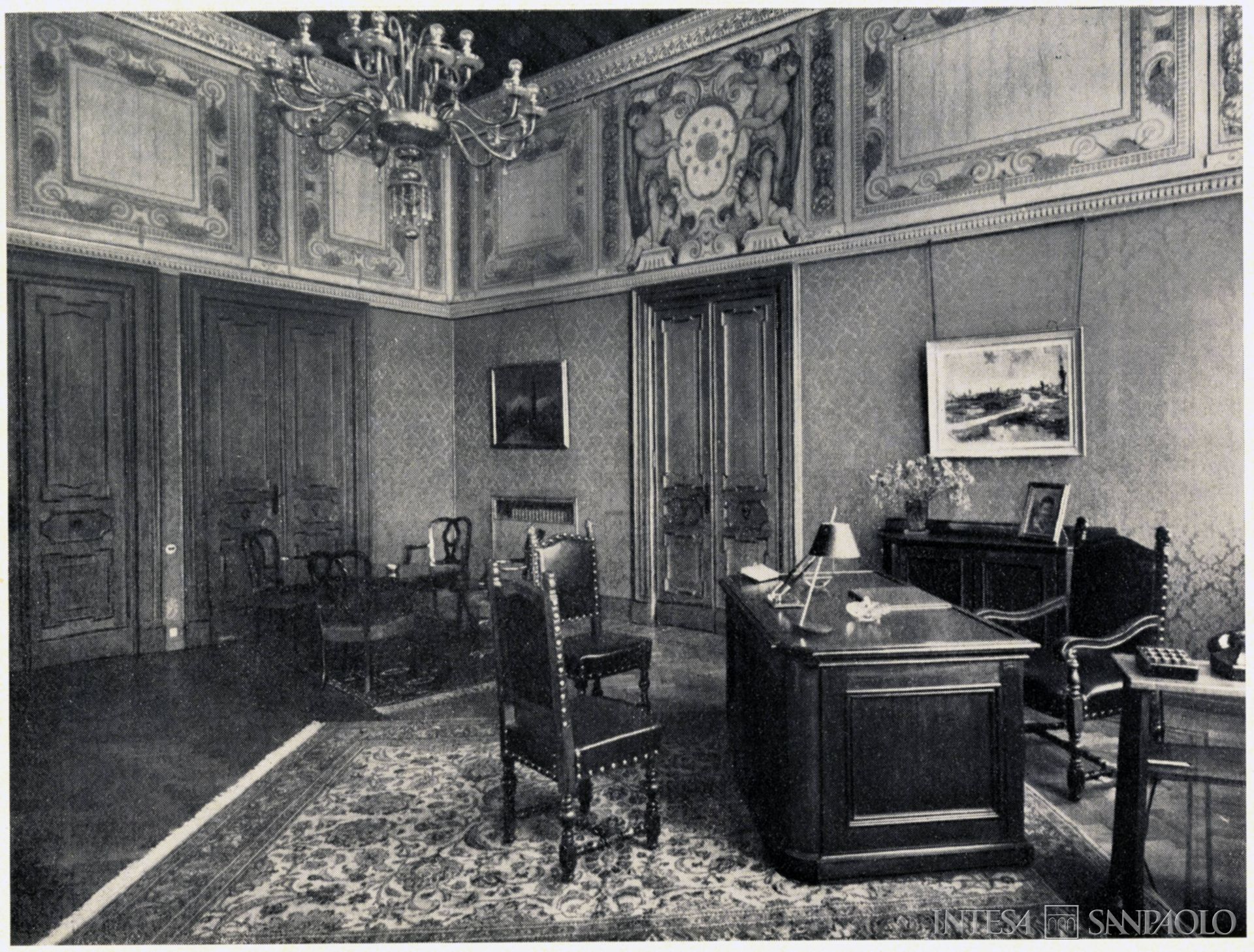 Cassa di Risparmio di Udine e Pordenone, sede dell'istituto a Udine, sala della Direzione generale, anni Cinquanta (fotografo sconosciuto)