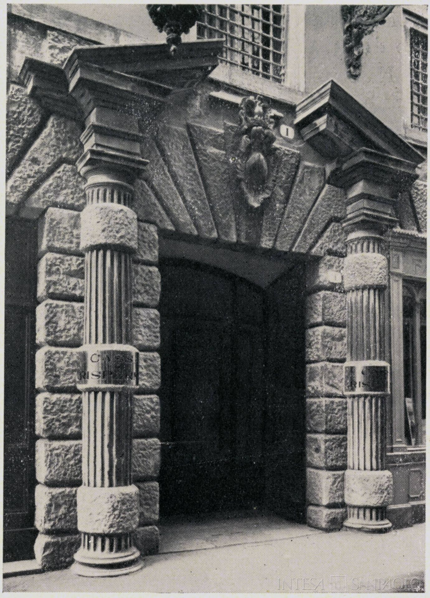 Cassa di Risparmio di Udine e Pordenone, sede dell'istituto a Udine, particolare dell'ingresso, anni Cinquanta (fotografo sconosciuto)