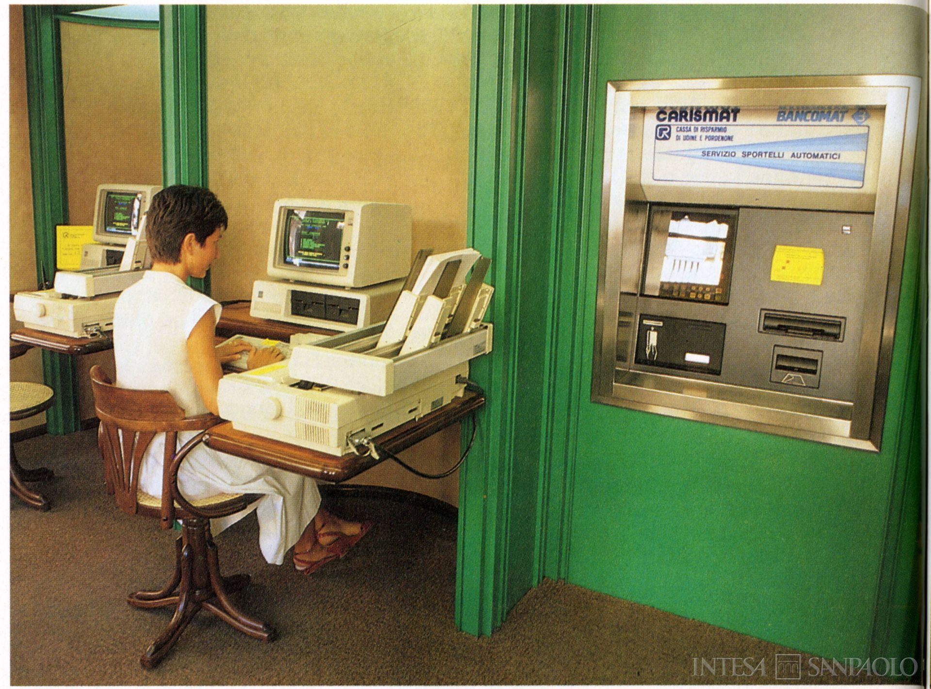 Cassa di Risparmio di Udine e Pordenone, primo self-service bancario del Friuli Venezia Giulia installato a Udine presso la sede di Via Mercatovecchio, fotografia tratta dal bilancio del 1985 (fotografo sconosciuto)