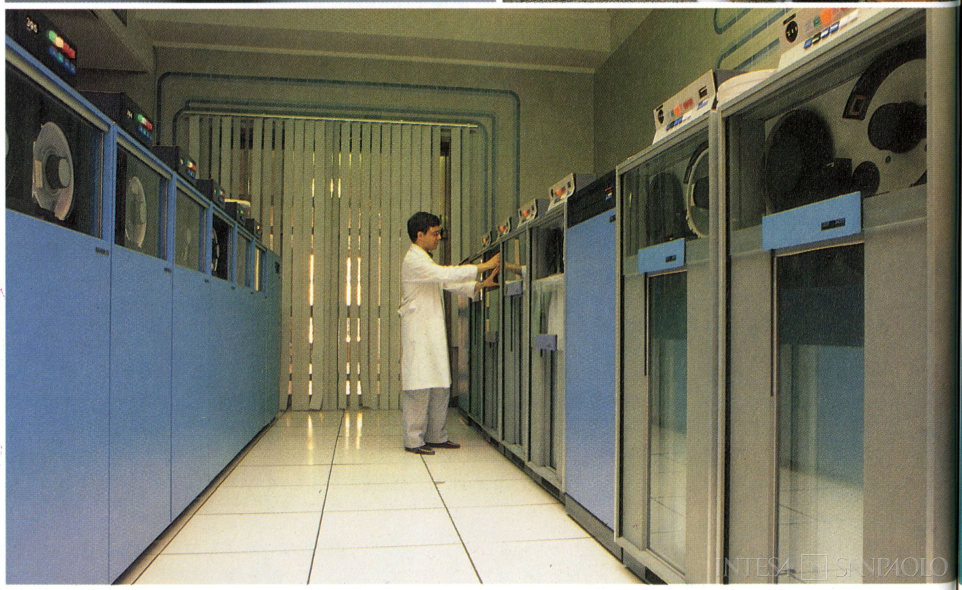 Cassa di Risparmio di Udine e Pordenone, sala macchine del CED di Udine, fotografia tratta dal bilancio del 1985 (fotografo sconosciuto)