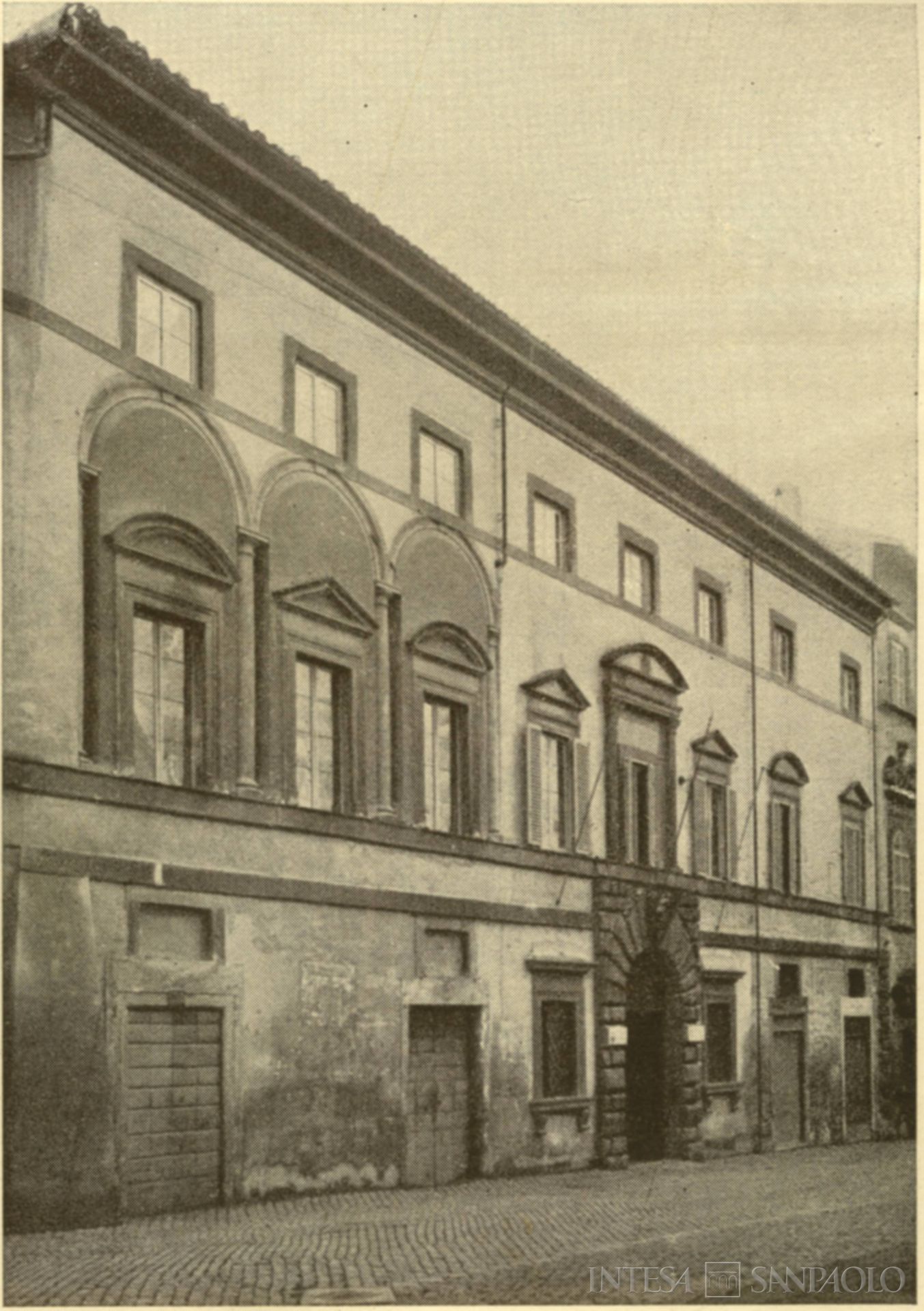 Cassa di Risparmio della Provincia di Viterbo, prima sede presso Palazzo Galeotti, fotografia datata fine Ottocento, tratta da La Cassa di Risparmio di Viterbo dalla sua fondazione nel 1854 al 1936, 1937 (fotografo sconosciuto)