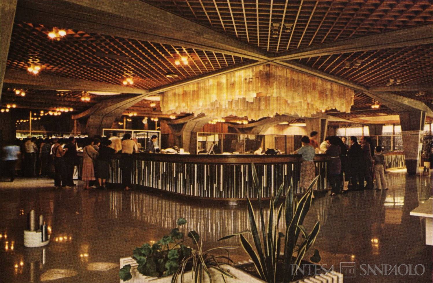 Cassa di Risparmio della Provincia di Viterbo, interni della sede, fotografia tratta da 125 anni di esercizio, 1980 (fotografo sconosciuto)