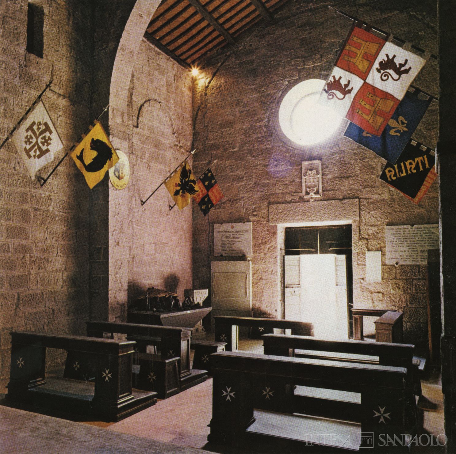 Cassa di Risparmio della Provincia di Viterbo, interni della sede, fotografia tratta da 125 anni di esercizio, 1980 (fotografo sconosciuto)