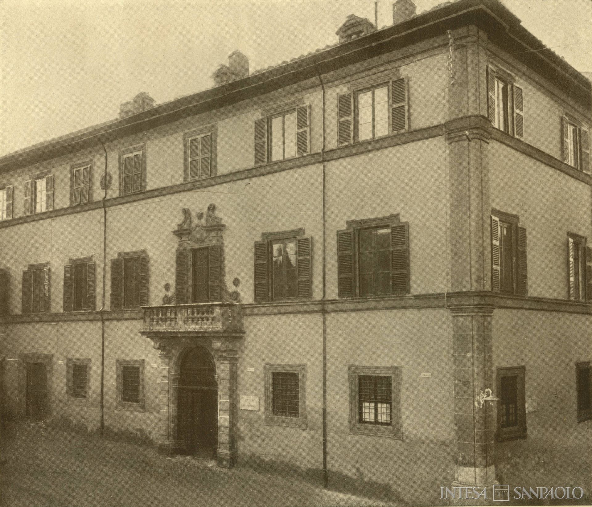 Cassa di Risparmio della Provincia di Viterbo, sede presso Palazzo Pagliacci-Sacchi, fotografia datata inizi Novecento, tratta da La Cassa di Risparmio di Viterbo dalla sua fondazione nel 1854 al 1936, 1937 (fotografo sconosciuto)