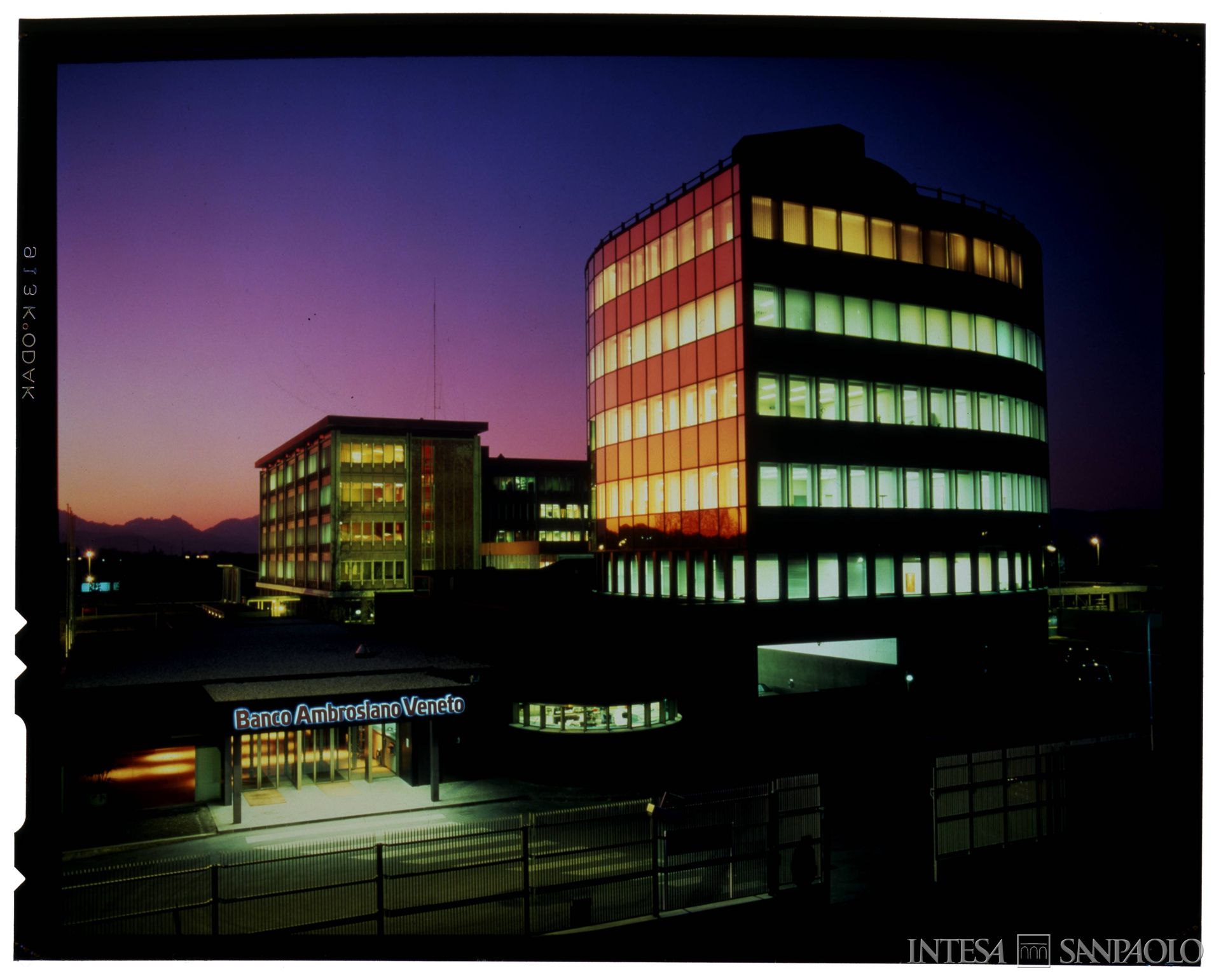 Banco Ambrosiano Veneto, Vicenza, il centro direzionale Centro Torri di Quartesolo, anni Novanta (fotografo sconosciuto)