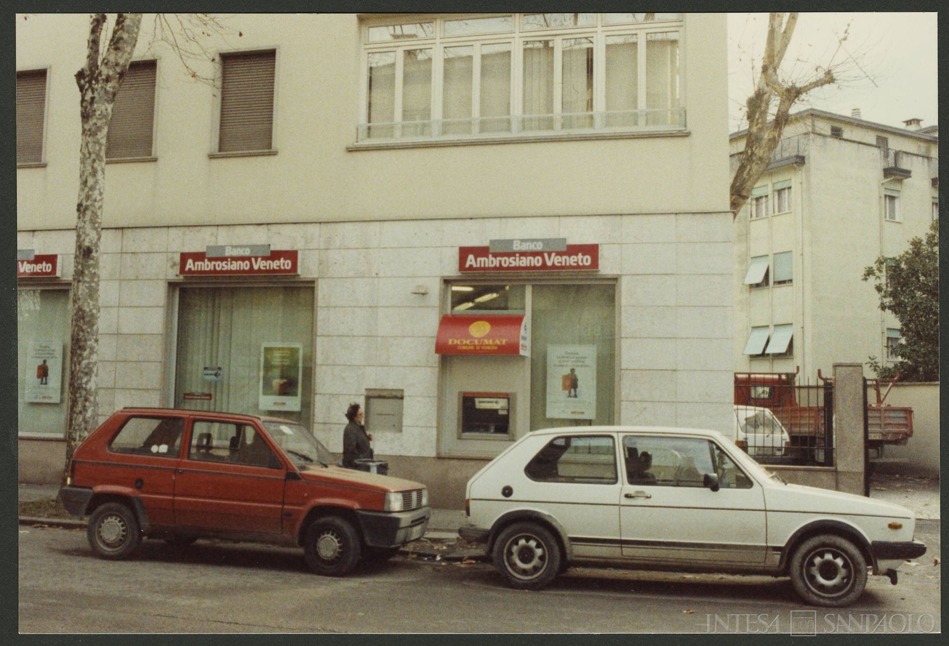 Banco Ambrosiano Veneto, sportello documat, 1990 (fotografo sconosciuto)