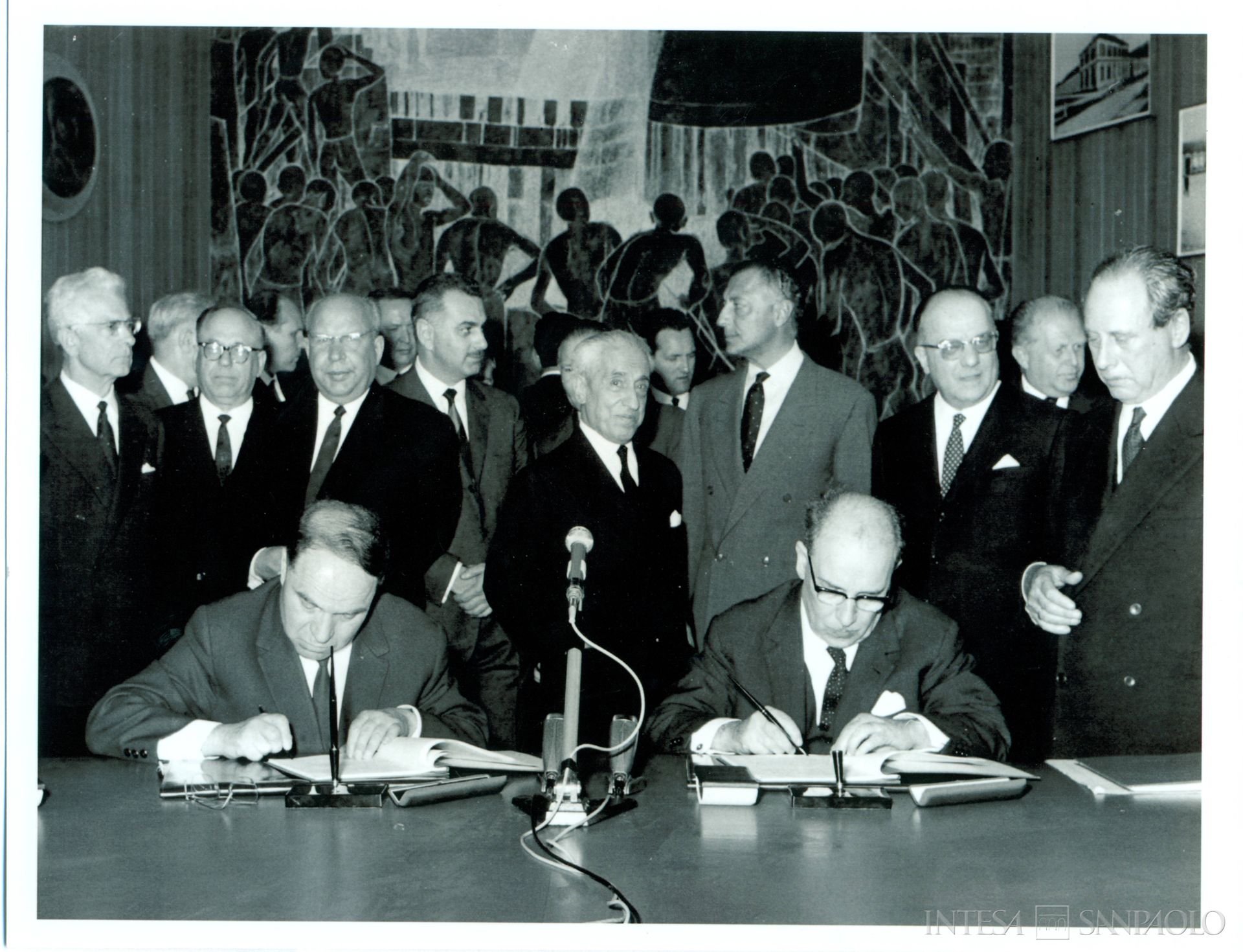 Istituto Mobiliare Italiano, firma dell'accordo finanziario fra la banca sovietica Vneshtorgbank e l'IMI relativo all'impianto automobilistico di Togliattigrad, maggio 1966 (fotografo sconosciuto)