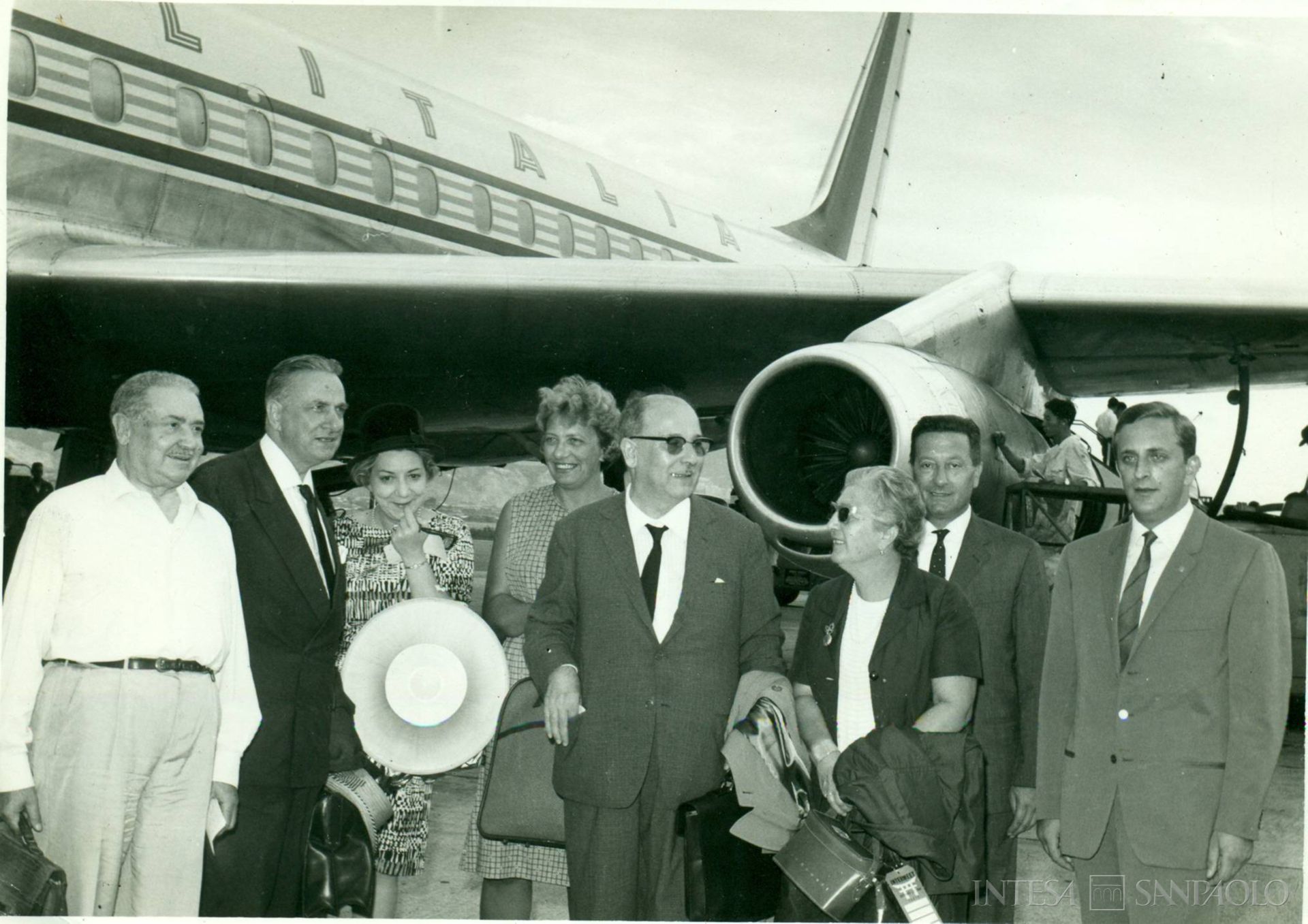 Istituto Mobiliare Italiano, Stefano Siglienti in aeroporto, 1964 (fotografo sconosciuto)