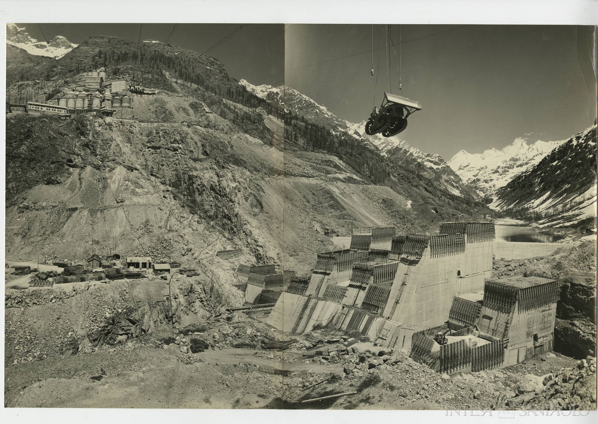 Istituto Mobiliare Italiano, Consorzio Buthier, panoramica degli impianti del cantiere del Buthier, fine maggio 1962 (fotografo sconosciuto)