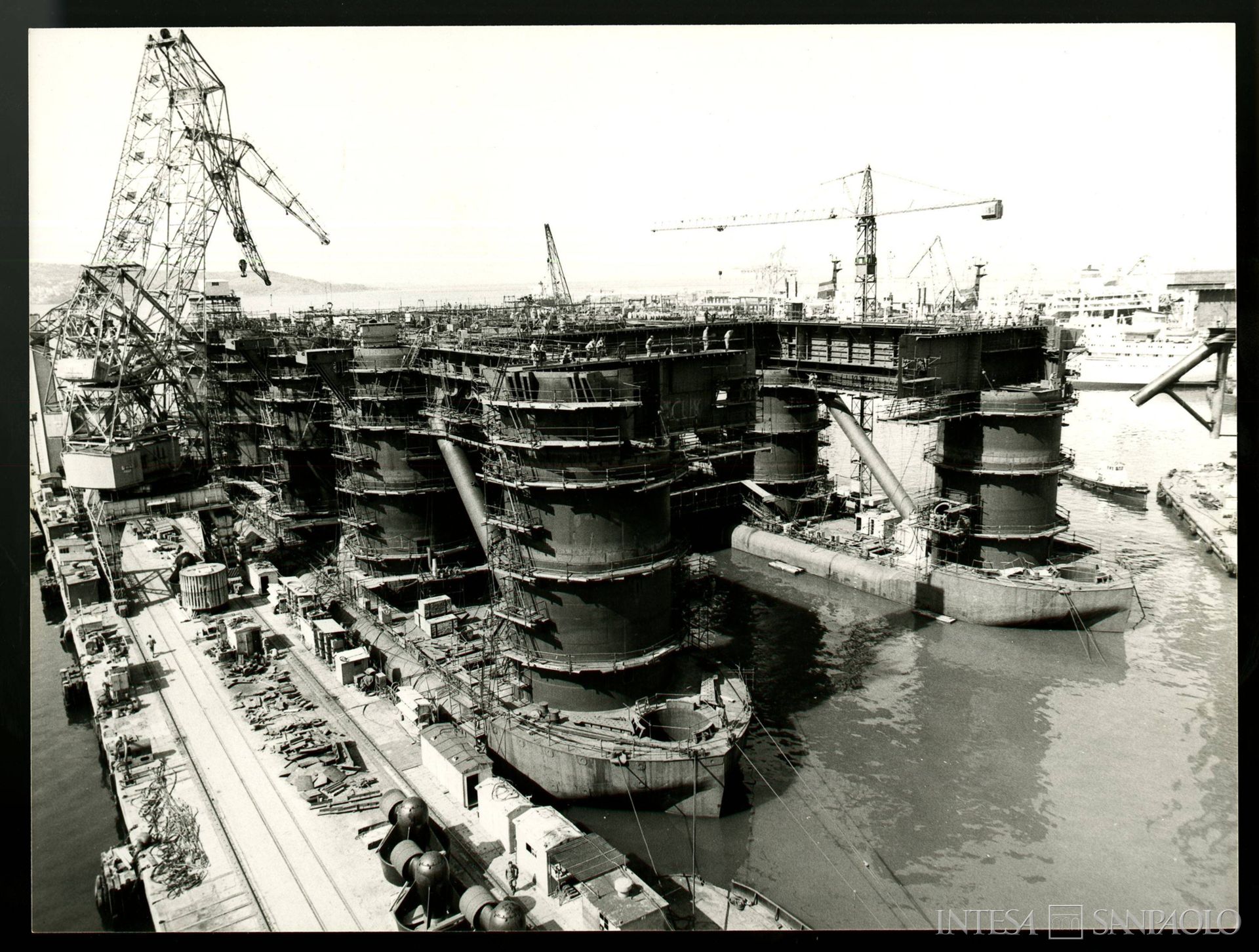 Istituto Mobiliare Italiano, costruzione della Castoro VI della Saipem, 1976-1977 (fotografo sconosciuto)