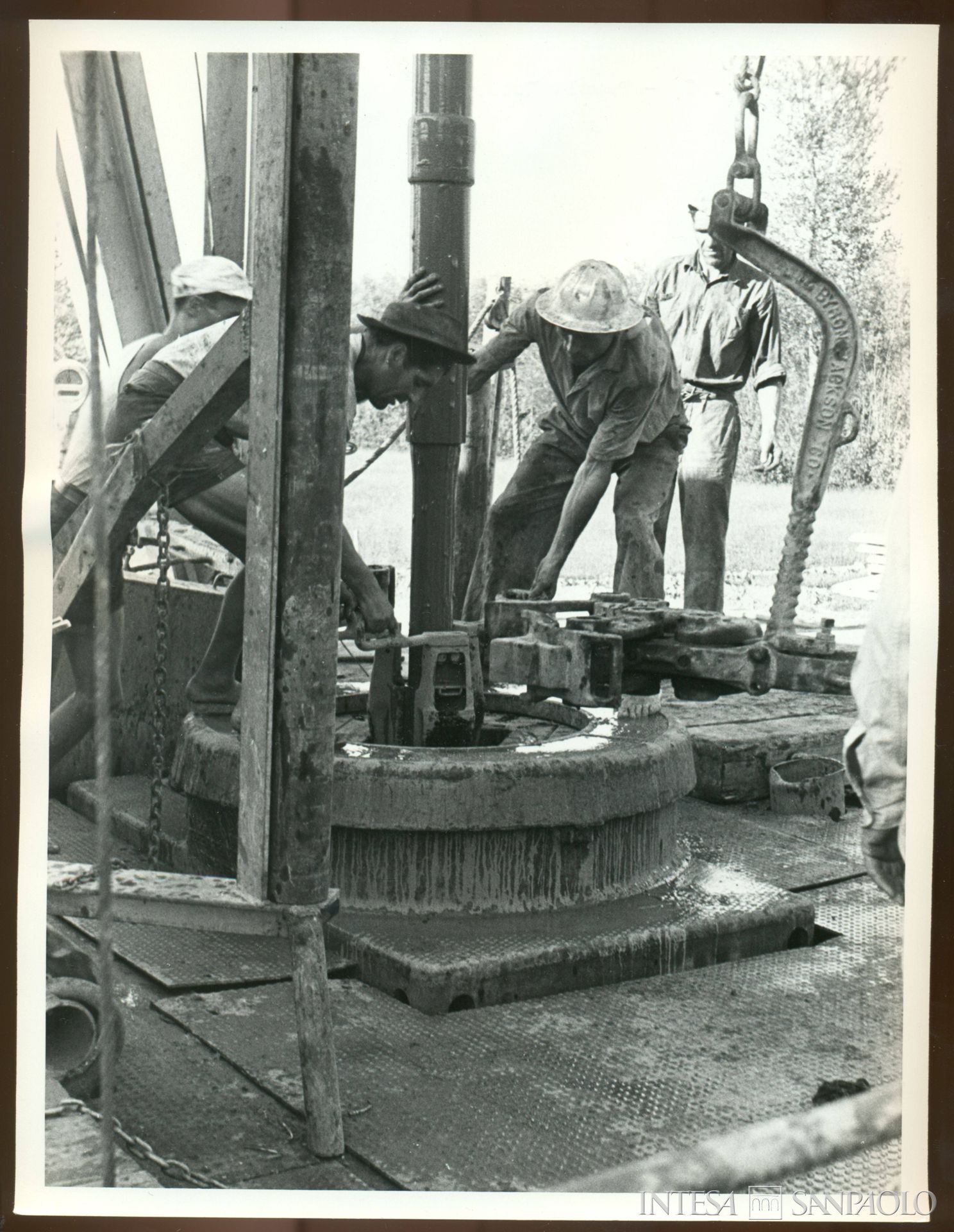 Istituto Mobiliare Italiano, operai Agip al lavoro su una sonda in Valle Padana, 1951 (fotografo sconosciuto)